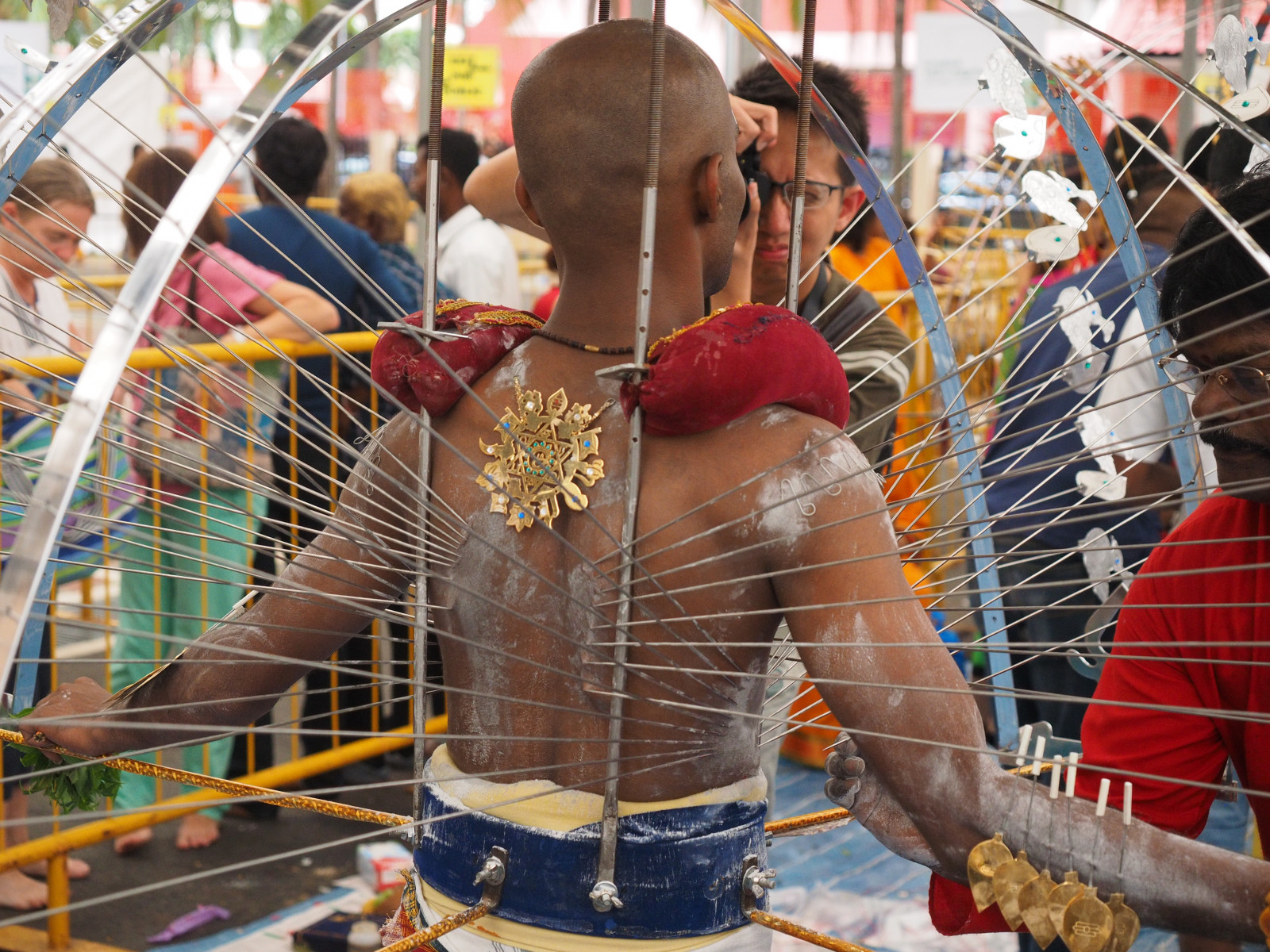 ulice, asijský, Singapore, Asie, Jihovýchodní Asie, flickr, přemýšlet, tradiční, modlí, kultura, streetphotography, streetscene, Olympus, pronikavý, indiáni, Oddaní, Hind, tamil, špejle, Thaipusam, OMD, Skandování, streetphotographer, M43, streetsnap, Srisrinivasaperumaltemple, Aljunied, Kavadis, web |, micro43, microfourthirds, olympusstreetphotography, mzuikolenses, olympusomdem1, mzuikoed1240mmf28pro, faisalaljunied