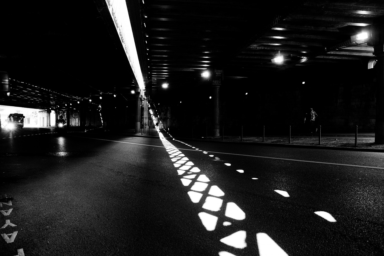 pouliční osvětlení, Černá, černobílý, ulice, noc, architektura, městský, odraz, nebe, stín, fotografování, večer, atmosféra, Paříž, tunel, metropole, asfalt, Noir, půlnoc, infrastruktura, úhel, světlo, osvětlení, Street View, čára, tma, litovat, blanc, vrbový prut, noiretblanc, blackandwithe, photoderue, momentka, urbanarte, Lumiere, photopascalcolin, pruh, Černý a bílý, monochromatické fotografování, Metropolitní oblast, povrch vozovky, Paris12, fixed link