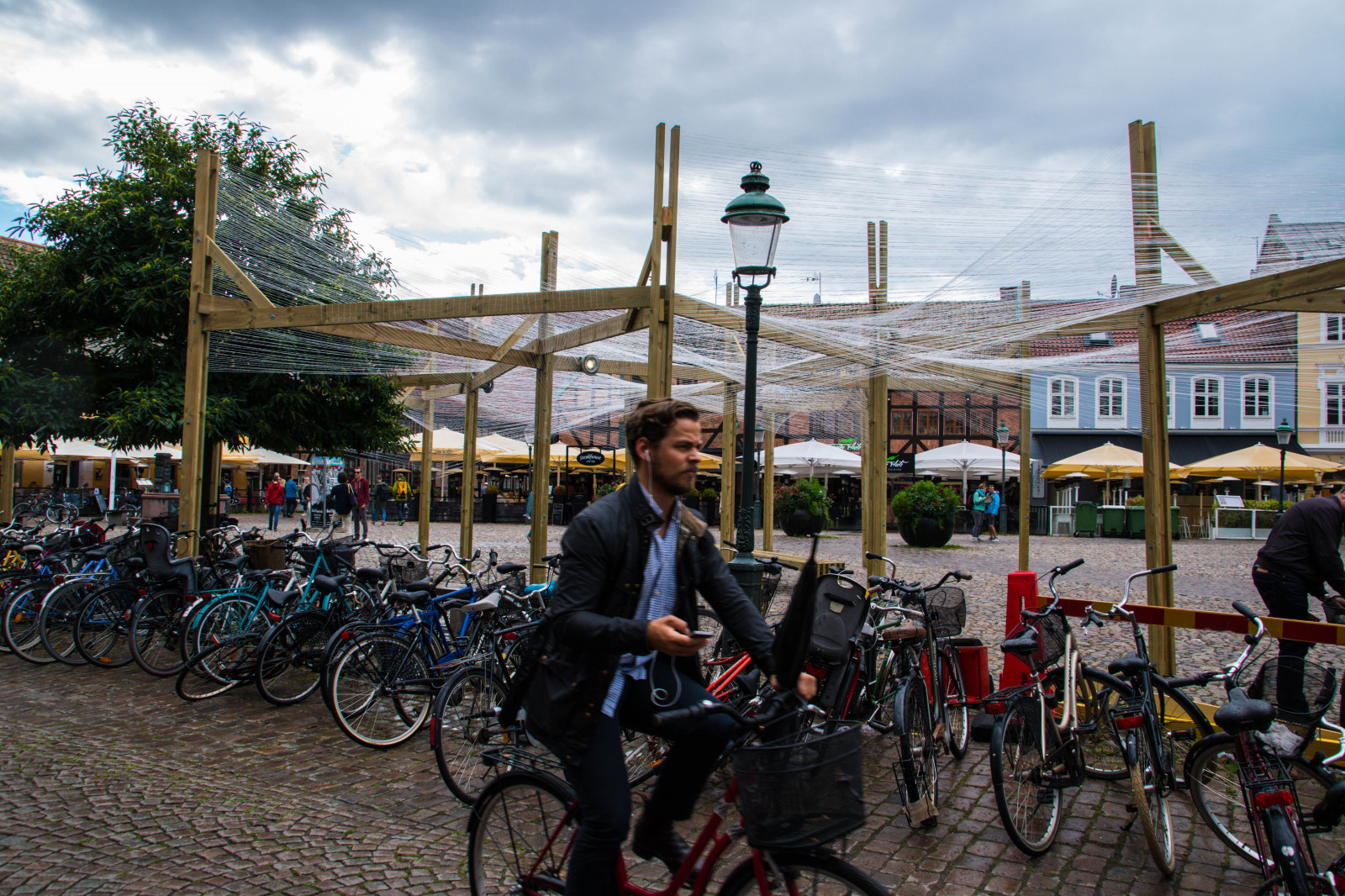 sportovní, jídlo, jízdní kolo, vozidlo, déšť, hudba, Cestovní ruch, Švédsko, cyklistika, Sverige, festival, sk nel n, se, Malmo, Malm Festivalen, musik, regn, lillatorg, sportovní vybavení, silniční cyklistika, horské kolo, vytrvalostní sporty, zájezdy, rekreaci ve volné přírodě, cyklus sportu