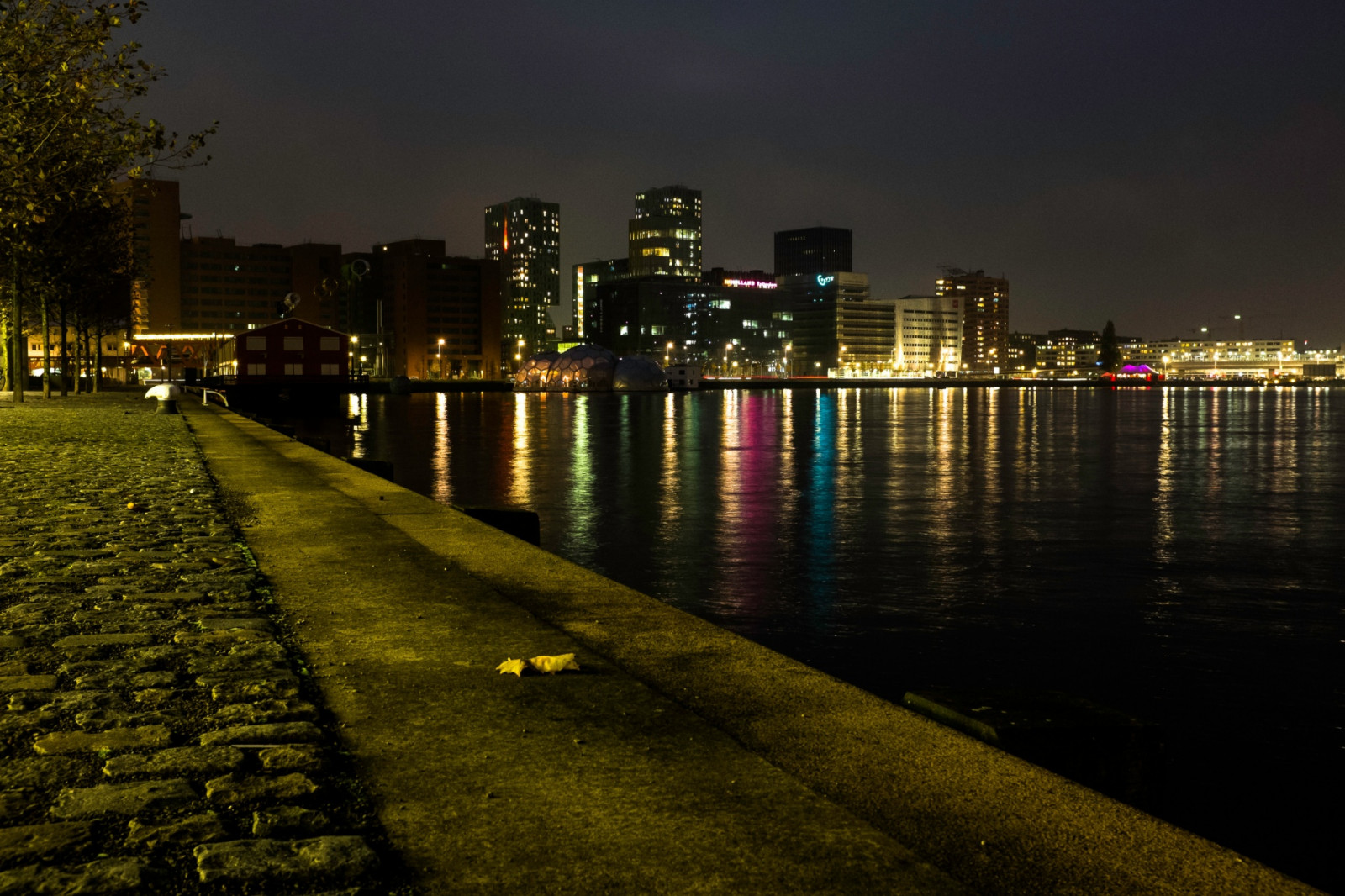 krajina, pouliční osvětlení, město, panoráma města, noc, voda, odraz, nebe, panoráma, mrakodrap, večer, řeka, horizont, soumrak, metropole, banka, světlo, strom, centrum, osvětlení, fuji, tma, x100s, slicesoftime, urban area, vodní, Metropolitní oblast, tělo z vody, Wijnand, wijnandschouten, wwwwijnandschoutencom