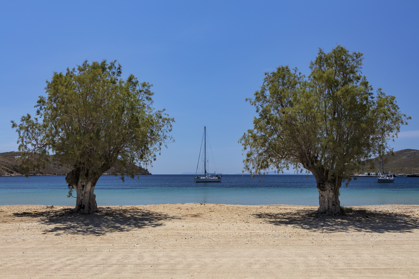stromy, krajina, loď, moře, záliv, pobřeží, písek, nebe, pláž, modrý, pobřeží, Řecko, laguna, jaro, dovolená, 2016, strom, oceán, přímořská krajina, modrá obloha, plachetnice, GR, dřevina, tělo z vody, arecales, kyklady, cycladesislands, islandhopping, southaegean, Egeo, Serifos, Livadi
