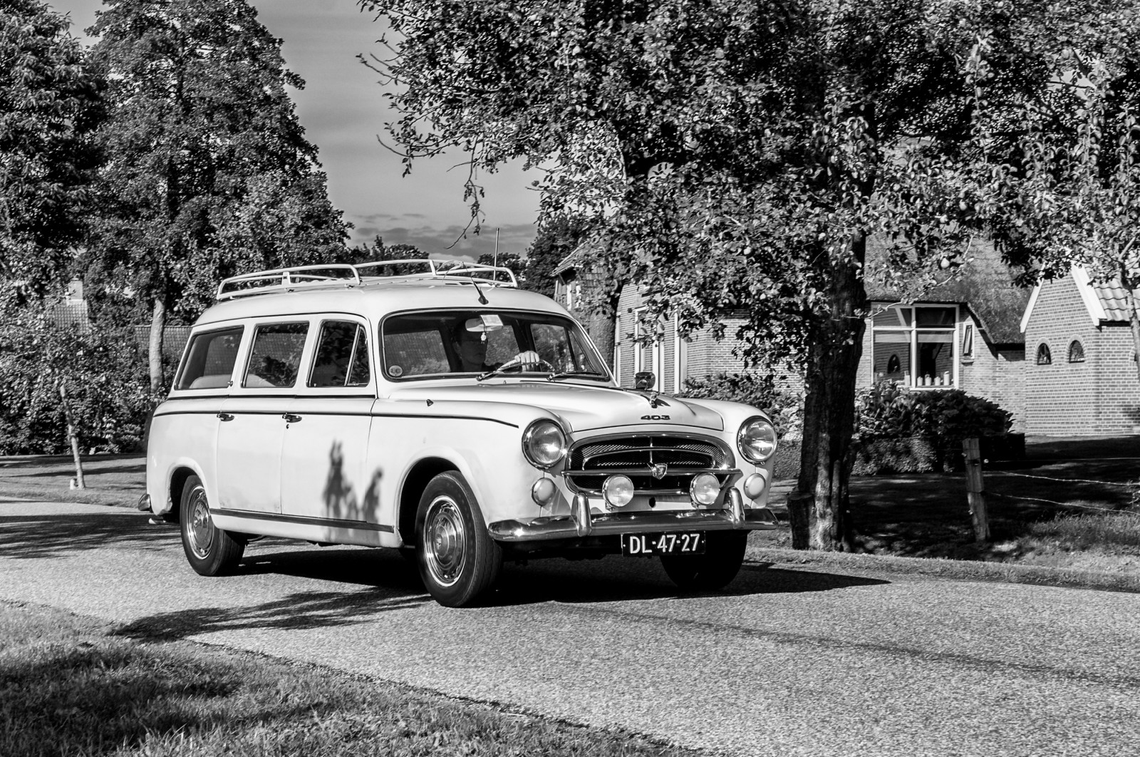 starý, černobílý, model, ulice, auto, vozidlo, Přestávka, Nikon, vinobraní, Evropa, francouzština, veteránem, klasická auta, Oldtimer, holandský, voiture, zajetí, Setkání, událost, peugeot, limuzína, Holandsko, Europa, Pininfarina, majetek, 2014, scéna, scenérie, stanice, Pohled, tělesné, Černá bílá, fotografie, mobilní, pohybliví, design, styl, auto, vagón, klasický, špinění, obraz, obrázek, Nizozemí, D300S, zwartwit, momentka, evropský, 403, Wagen, vehikel, klassieker, robertobraam, evenement, opname, drenthe, oud, Ruinerwold, Černý a bílý, monochromatické fotografování, automobilového designu, rodinný vůz, kompaktní vůz, motorové vozidlo, starožitný auto, městské auto, střední velikost auta, stylizovaný, Rodinné, Fivedoor, Dl4727, 403bl, 78seater