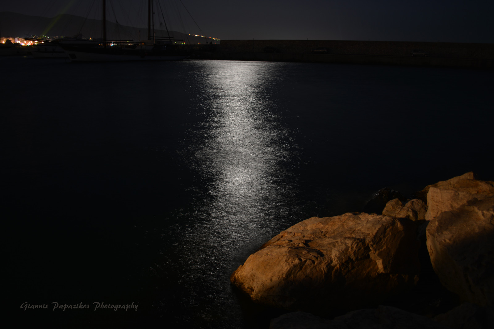 krajina, loď, západ slunce, moře, noc, voda, odraz, nebe, uklidnit, Měsíc, večer, řeka, přístav, měsíční svit, horizont, skály, Řecko, dok, soumrak, Athény, světlo, osvětlení, přístav, tma, tělo z vody