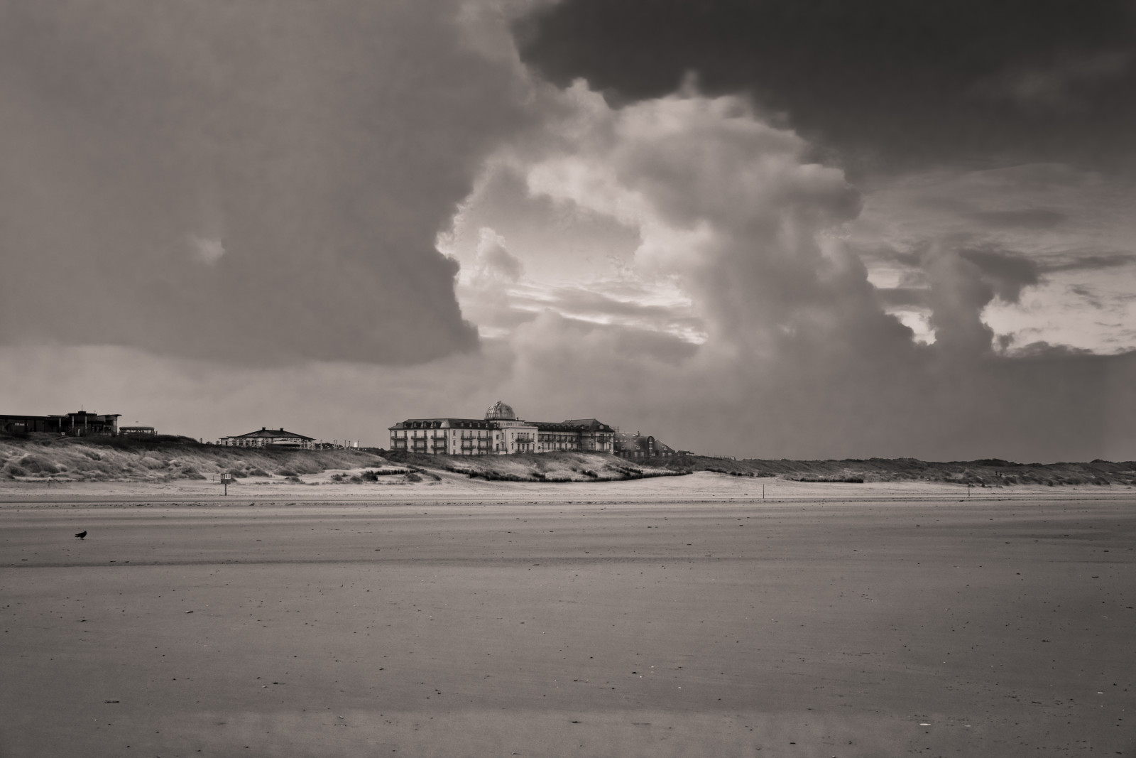 pláž, Juist, Nordsee, cestovat, Reise, Severní moře, Urlaub, Dovolená, Německo, pramen, x1klima, UMĚNÍ, deutschland, leben, kunst, opuštění, sama, podzim, Krásná, plage, krása, modrý, upřímný, Příroda, písek, prázdnota, duch, hrob, nebe, Landschaft, krajina, licht, světlo, Lumiere, nálada, starý, dosti, vidět, meer, scéna, cestování, hodinky, moře, pobřeží, Flut, Insel, ostrov, Severní, prach, nonnude, Niedersachsen, lowersaxony, mraky, mraky, zakalený, déšť, rekuperační, vlhčí, tělesné, schwarzweis, Blackandwight, sonya7r, ilce7r, Zeiss, sonnartfe1855, Sonnarfe55mmf18za