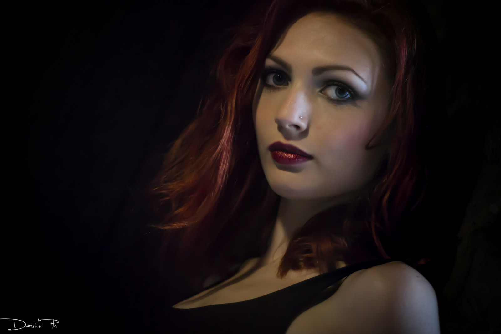 ความงาม, สีผมของมนุษย์, ผู้หญิง, คิ้ว, โมเดล, ริมฝีปาก, หญิงสาว, ความมืด, ผมสีดำ, ผมสีน้ำตาล, ผมยาว, วอลล์เปเปอร์คอมพิวเตอร์, flash photography, แนวตั้ง, ผมแดง, เที่ยงคืน