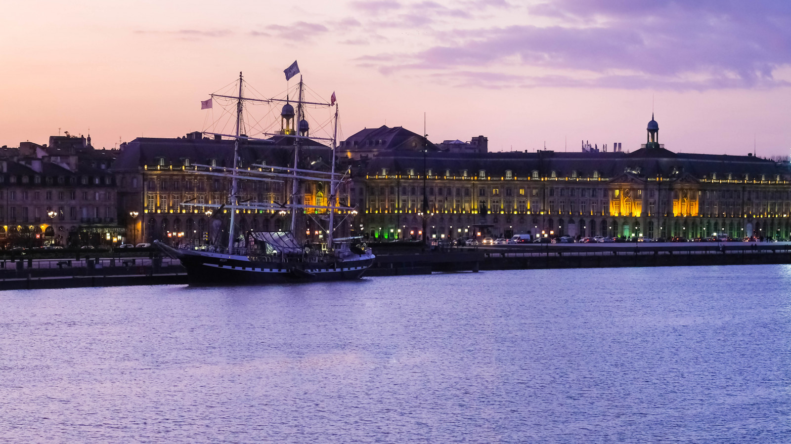 nave, barca, tramonto, mare, città, paesaggio urbano, notte, acqua, riflessione, cielo, orizzonte, sera, fiume, porto, crepuscolo, metropoli, bordò, traghetto, Garonne, alba, fuji, canale, quai, nuit, 60 millimetri, area urbana, corso d'acqua, xpro2, nave passeggeri, Belem, water transportation