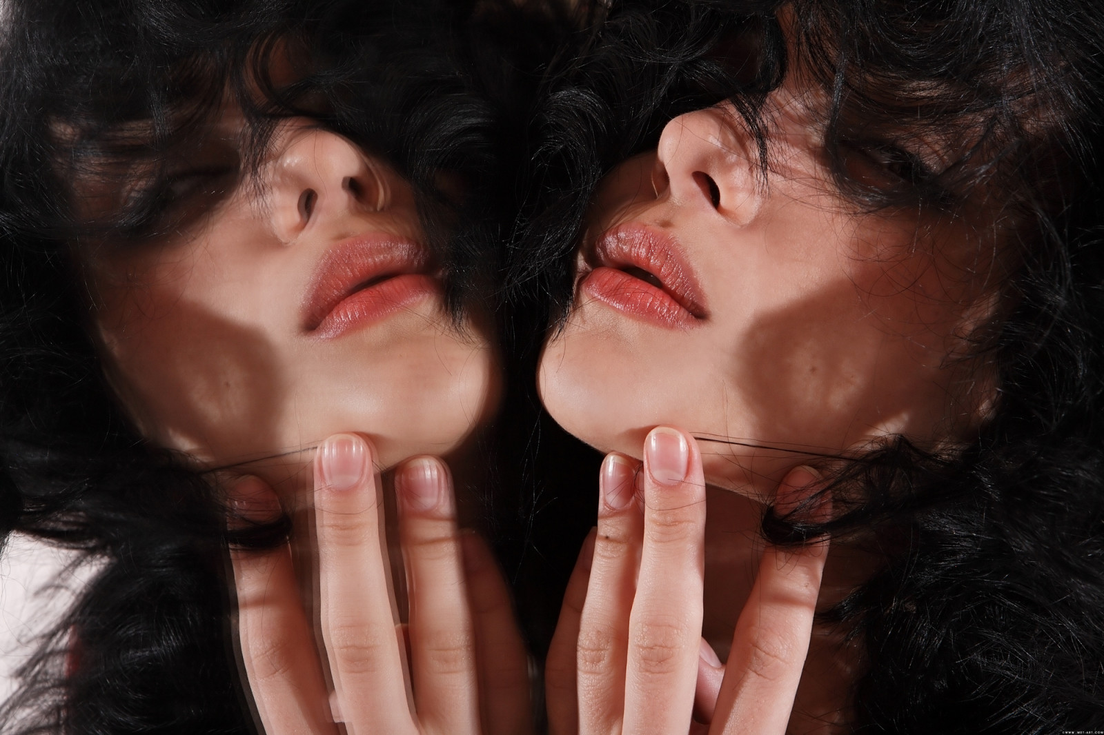 MetArt, MetArt Magazine, odraz, při pohledu na diváka, tmavé vlasy, kudrnaté vlasy, model, rty, rtěnka, zrcadlo