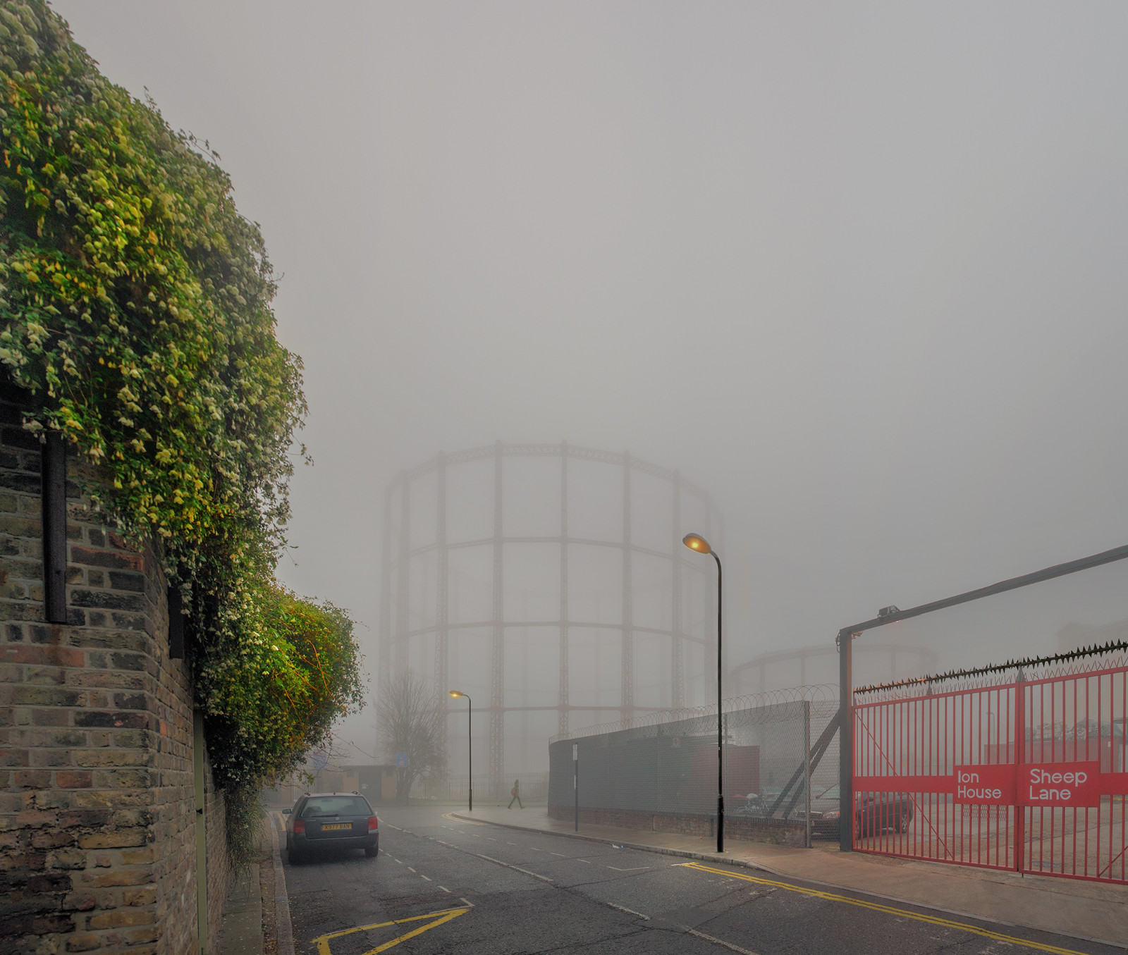 krajina, Londýn, město, ulice, panoráma města, architektura, budova, nebe, stín, zima, silnice, luk, železnice, mlha, most, řeka, historický, rez, čas, osamělost, grafiti, Evropa, Anarchie, kanál, Veřejnost, opar, struktura, složený, revoluce, infrastruktura, Fotorealismus, sklad, opuštěnost, UMĚNÍ, strom, podzim, mlha, stanice, východní, pouliční život, umělec, čára, chodci, bez domova, sociální, palouk, apokalypsa, archiv, skládka, rada, mimo provoz, opotřebovat, D200, Dalston, opravy, e8, východní konec, odcizení, londonist, towerhamlets, industrialwasteland, chrisdorleybrown, fasáda, cambridge, pruh, E9, povrch vozovky, shoreditch, demolice, sešívané, towpath, bárka, napáječky, squatteři, plynoměr, cyklostezka, Homerton, Závěsný most, Movielocation, fixed link