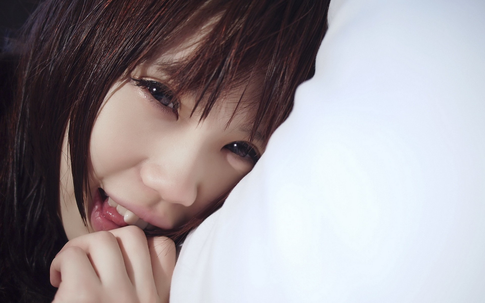 tvář, model, portrét, dlouhé vlasy, brýle, asijský, fotografování, vlasy, pusa, nos, emoce, Osoba, kůže, hlava, dítě, dívka, krása, oko, žena, ruka, smysl, ret, účes, sladkost, portrétní fotografie, focení, hnědé vlasy, mimika, Lidské tělo, orgán, zblízka, interakce, nemluvně