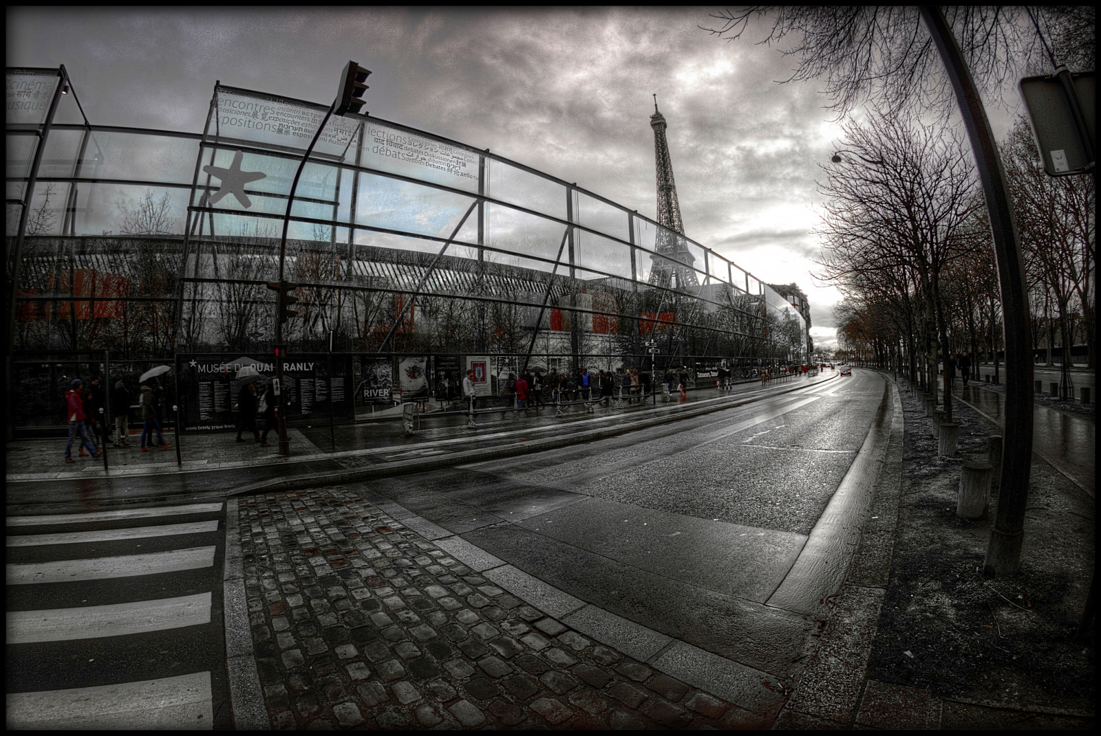 stromy, černobílý, město, ulice, panoráma města, architektura, auto, budova, odraz, nebe, zima, déšť, silnice, mraky, večer, ráno, vlakové nádraží, město, atmosféra, mokrý, Francie, Evropa, Paříž, muzeum, cesta, doprava, metropole, struktura, elektřina, Mono, světlo, mrak, strom, centrum, stíny, rostlina, tělesné, Černá bílá, odrazy, ulicích, Eiffelova věž, dráha, streetphotography, chodníky, struktury, urban area, Černý a bílý, Metropolitní oblast, obytný prostor, povrch vozovky, železniční doprava, přechod pro chodce, kostka, Opteka, optekafisheye, Quaibranly, Museeduquaibranly, Quaibranlymuseum