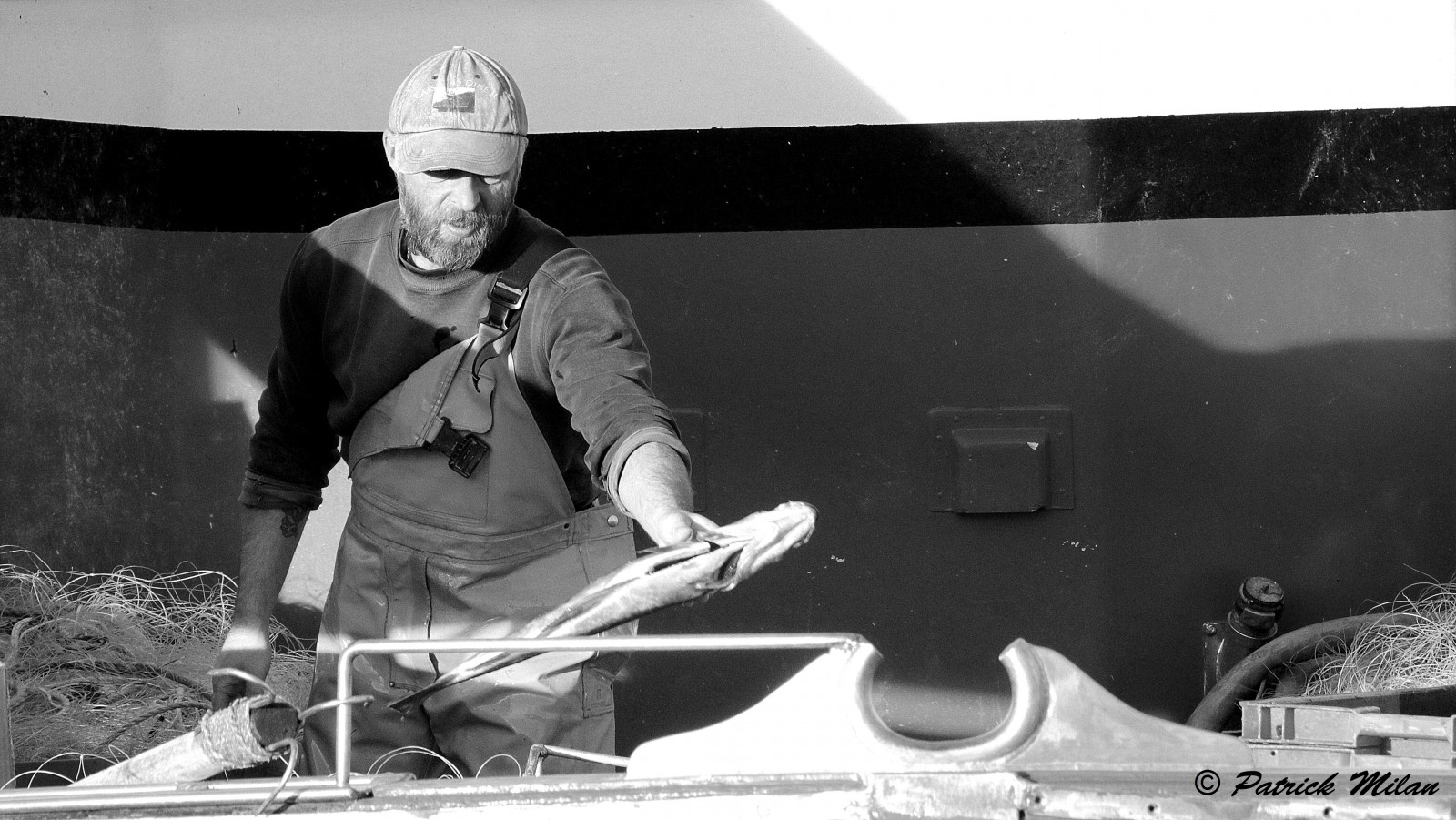 viso, persone, bianca, nero, nave, barca, monocromo, ritratto, strada, arco, fotografia, musica, pesce, pesca, noir, andare in barca, angolo, bianco e nero, bellissimo, ragazzo, bw, saariysqualitypictures, oceano, uomo, porto, vista stradale, umano, porta, fotografia, banchina, quai, boa, innamorato, bateau, Voilier, ruta, blanc, noiretblanc, nb, personne, gens, candide, Plouguin, Ploudalmezeau, Portsall, Kersaint, Landunvez, landeda, Lannilis, Tréglonou, Saint-Pabu, Pabu, abers, Brittany, bretagne, BZH, saintrenan, Renan, Lanildut, aberwrach, Lampaul, plouarzel, Breles, Iroise, homme, viril, bianco e nero, fotografia in bianco e nero, rimorchiatore, scafo, poisson, galleggiante, finistere, peche, pecheur, garcon, Isherman