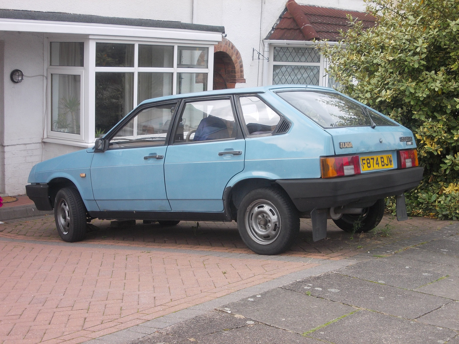 jord køretøj, bil, køretøj, motor køretøj, transportform, familie bil, hatchback, øjebliksbillede, bybil, kompakt bil, automotive exterior, midten størrelse bil, gade, subcompact bil, lada samara, hjul