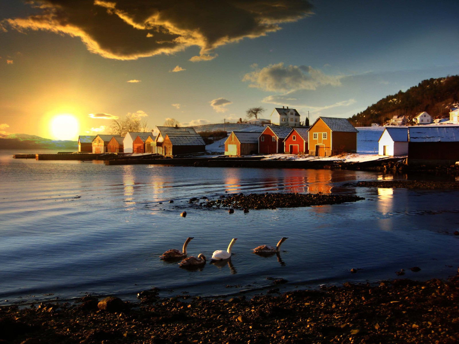 hrabství, dřevo, domy, Červené, nebe, oranžový, slunce, Dům, slunce, pěkný, labuť, 4, Kalendář, labutě, Bergen, loděnice, Hordaland, Kommune, Norske, Fusa, loděnice, Dřevěné domy, naust, Otáčí, Strandvik, Komune, Eikelandsosen, flickrduel, Kollou, Strandvikfilm, Kalenderen