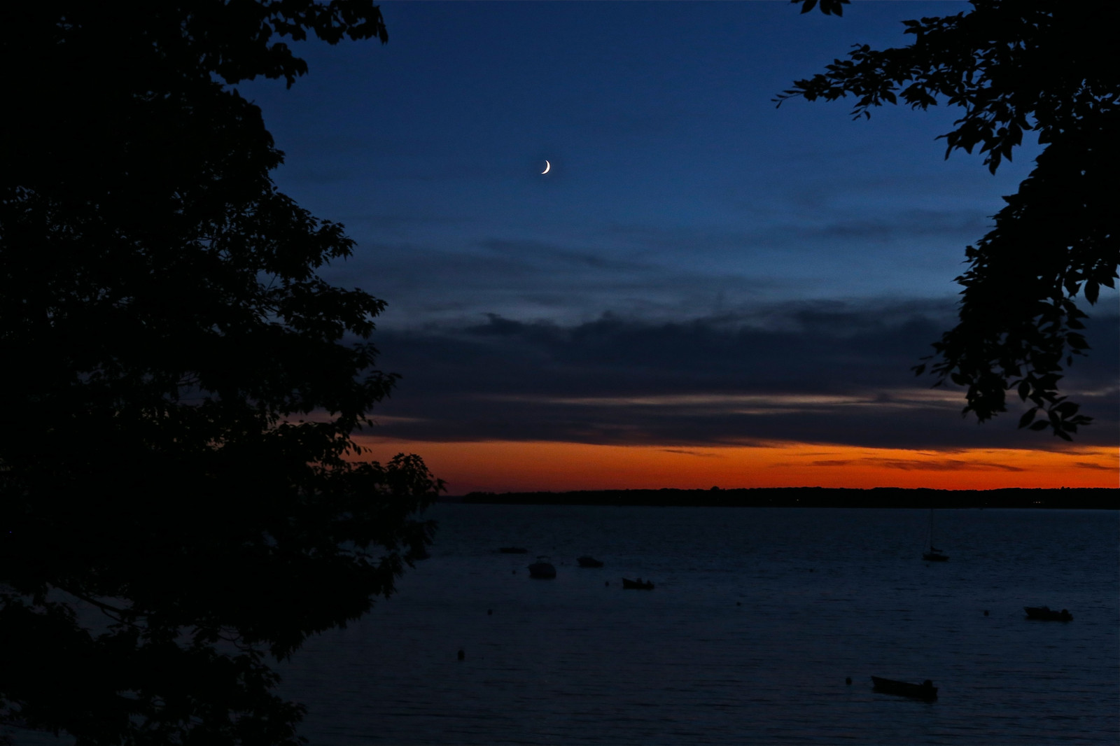 luce del sole, tramonto, mare, notte, lago, natura, riflessione, cielo, nuvole, Alba, Luna, sera, mattina, Sole, chiaro di luna, orizzonte, atmosfera, crepuscolo, Maine, nube, albero, alba, sagome, oscurità, fenomeno atmosferico, ultimi bagliori, oggetto astronomico, Luna crescente, merepoint, maquoitbay