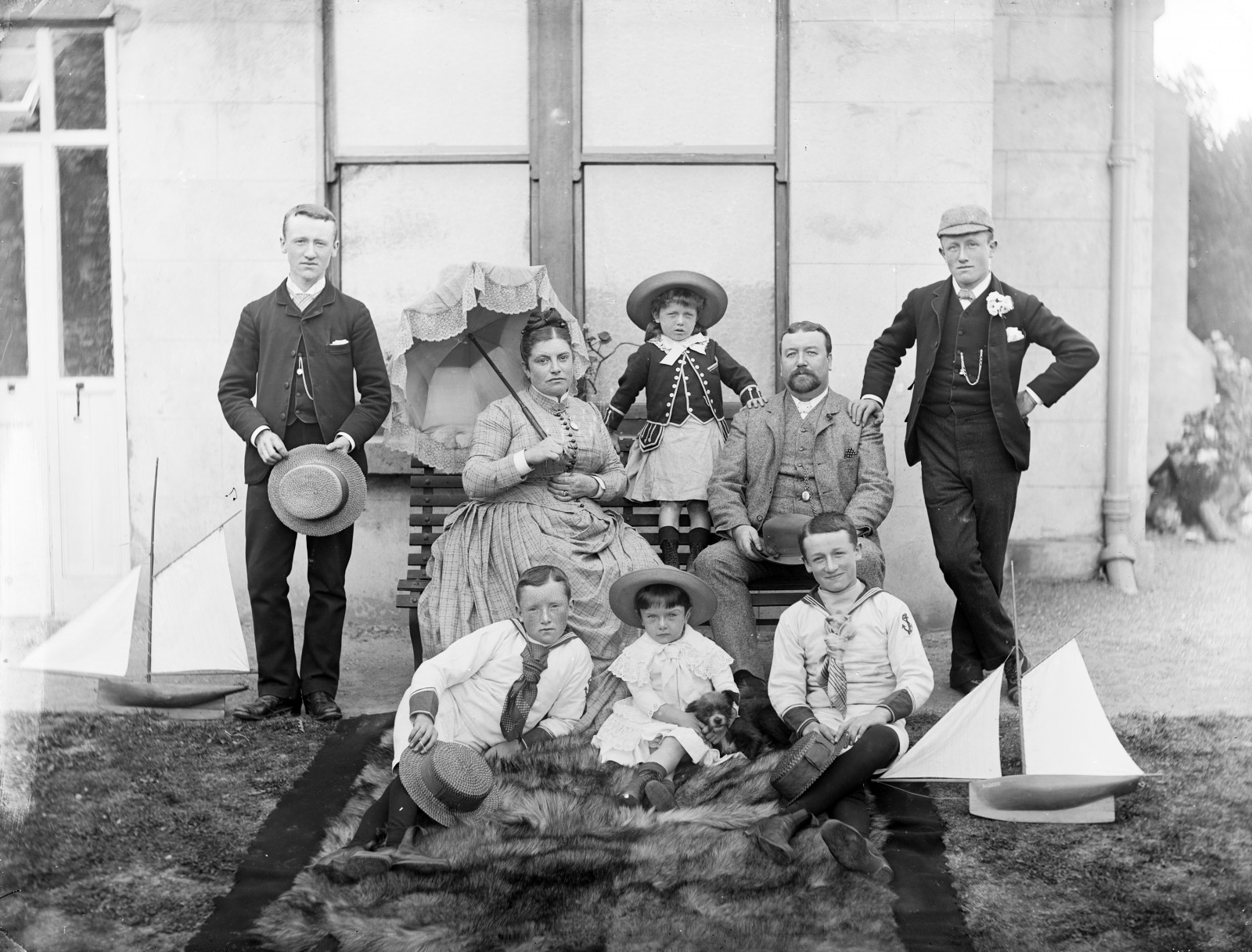 rodina, Pes, štěně, děti, srst, hodinky, klobouky, šperky, puntíky, víčko, slunečník, jezevec, koberec, uniformy, přehoz, nové Město, Waterford, glassnegative, Námořníky, Fannings, Fobs, Slámy, nationallibraryofireland, ahpoole, Toyyachts, poolecollection, arthurhenripoole, Fanningfamily, Cukrárna