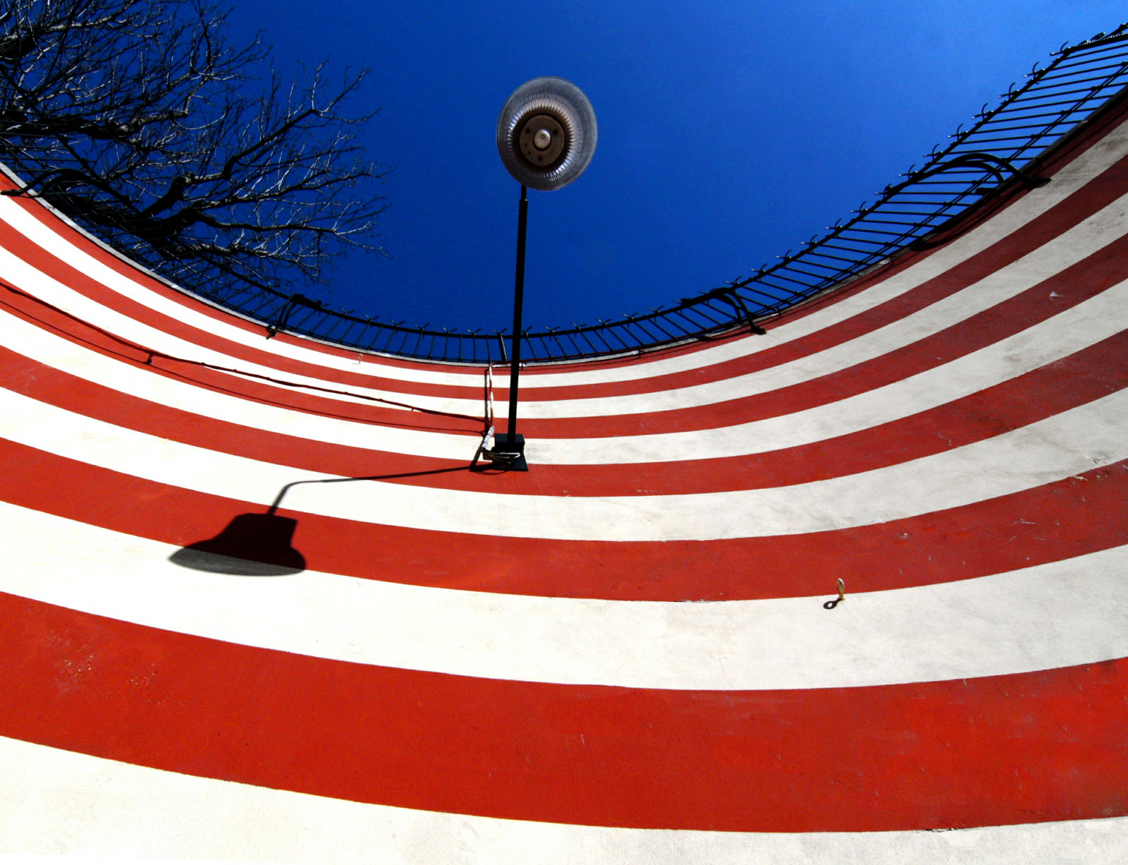 bílý, ilustrace, Červené, nebe, stín, vlajka, svítilna, slunce, kruh, stadión, 2013, Genova, barva, strom, nebe, tvar, čára, podrážka, rosso, bianco, trouchnivění, Ombra, albero, moderní umění, Lampione, rojocielo, Vlajka Spojených států amerických