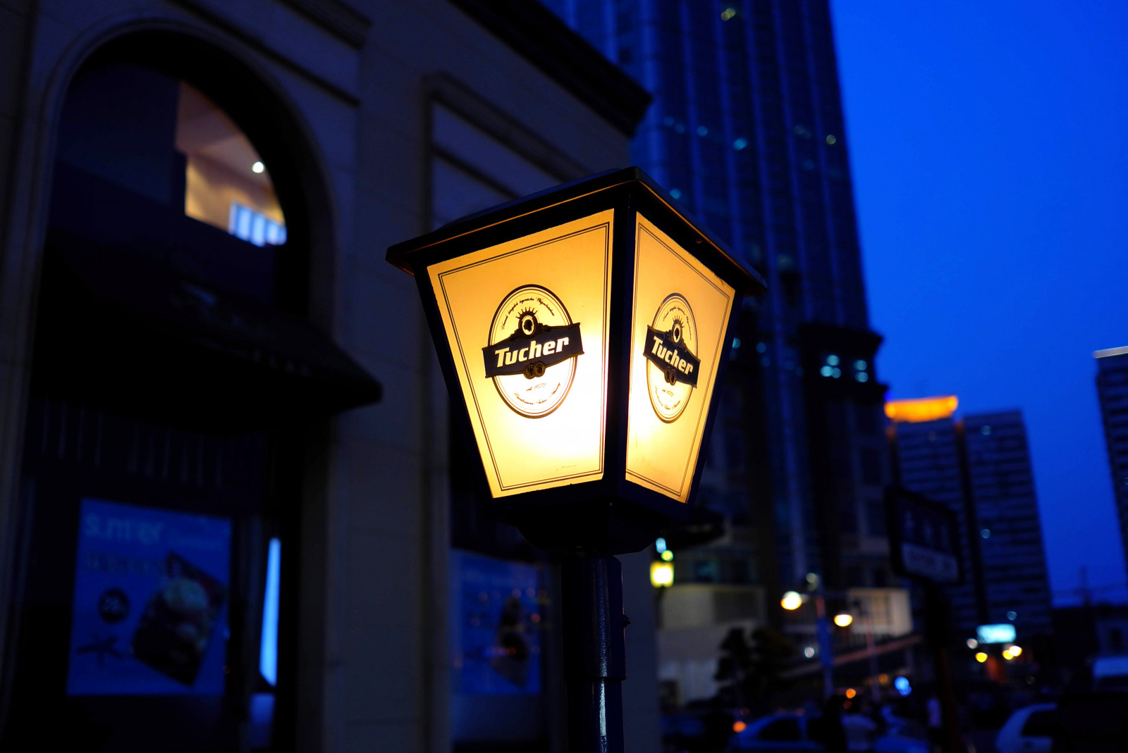 pouliční osvětlení, město, ulice, noc, neon, modrý, večer, neonový nápis, světlo, barva, příběhy, večer, osvětlení, tma, svítidlo, signage