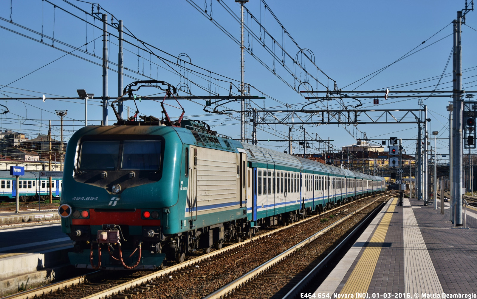 cielo, veicolo, treno, stazione ferroviaria, trasporto, locomotiva, elettricità, Transito rapido, MiTo, treni, traccia, area metropolitana, Zona residenziale, modalità di trasporto, trasporto pubblico, trasporto ferroviario, materiale rotabile, autovettura, vagone, ferrovia ad alta velocità, treno, fornitura elettrica, E464, Treni, regionale, novara, locomotiva elettrica, 654
