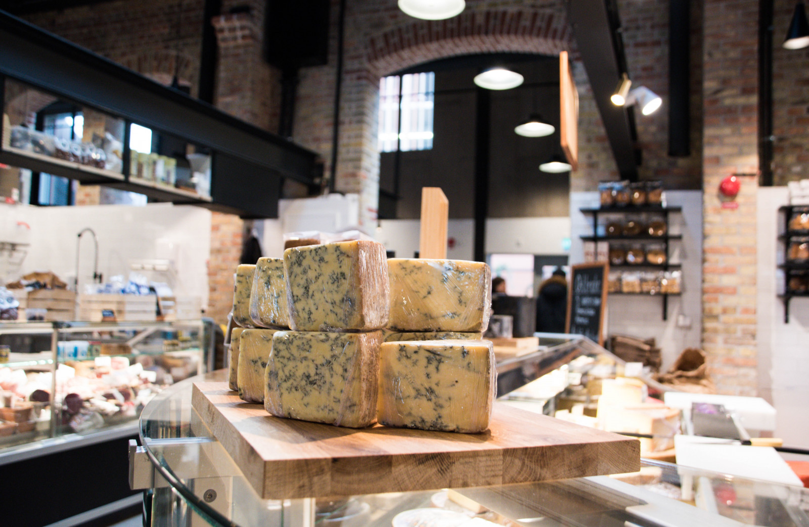 mennesker, mad, træ, ost, restaurant, Sverige, Indretning, Sverige, Malm, sk nel n, SE, Malmø, Saluhall, ost, foodcourt, Malm Saluhall, indendørs, bageri, design, måltid