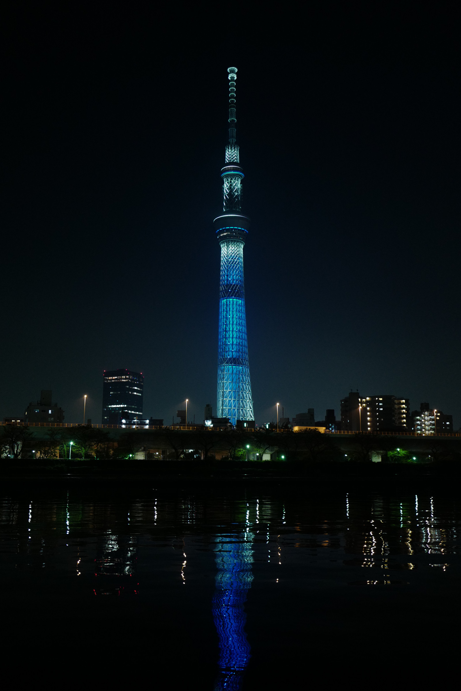 Japonsko, město, panoráma města, noc, architektura, odraz, panoráma, mrakodrap, večer, věž, horizont, soumrak, Leica, metropole, Tokio, jp, Skytree, světlo, osvětlené, osvětlení, 70, tma, mezník, Tokyo Sky Tree, summilux, leicaq, summilux1728, q, 1728, turntheworldunblue, Atmosféra Země, Metropolitní oblast, lidské osídlení