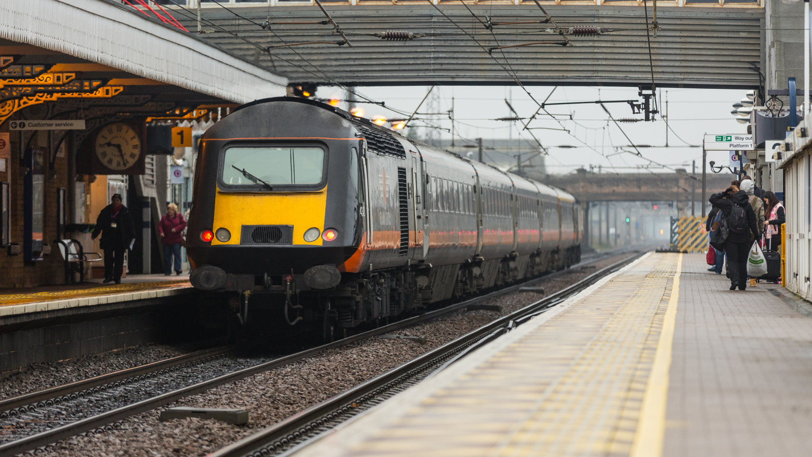 lidé, vozidlo, déšť, mraky, vlak, Anglie, vlakové nádraží, Kánon, Spojené království, doprava, listopad, Veřejnost, lokomotiva, elektřina, rychlá přeprava, 2014, mrak, vlaky, podzim, 5 d, zakalený, flickr, hloubka, vlakové nádraží, dráha, přeprava, 5diii, greatbritain, deštivý den, cestující, zatažený den, Spojené království, Newark, ilobsterit, 5dmk3, 5D3, přední strana, Metropolitní oblast, druh dopravy, veřejná doprava, železniční doprava, kolejová vozidla, osobní automobil, železniční vůz, vysokorychlostní železniční, elektrické napájení, British Rail, NetworkRail, Nottinghamshire, canoneos5dmk3, ECML, newarknorthgate, canon5dmk3, canon70200f28ismk2, eastcoastmainline, hst, GrandCentral, Class43, Intercity125, vysokorychlostní vlak