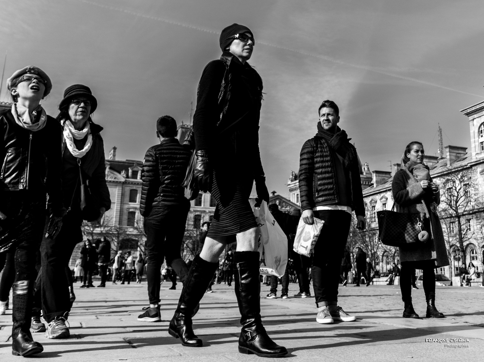 ulice, streetphotography, Paříž, Francie, upřímný, lidé, Olympus, OMD, Černá, bílý, tělesné, Noir, blanc, nb, žena, obří, nebe, mraky, slunce, světlo, vlněný, čepice, sluneční brýle, boty, chůze, modrý, šaty, fotografie, litovat