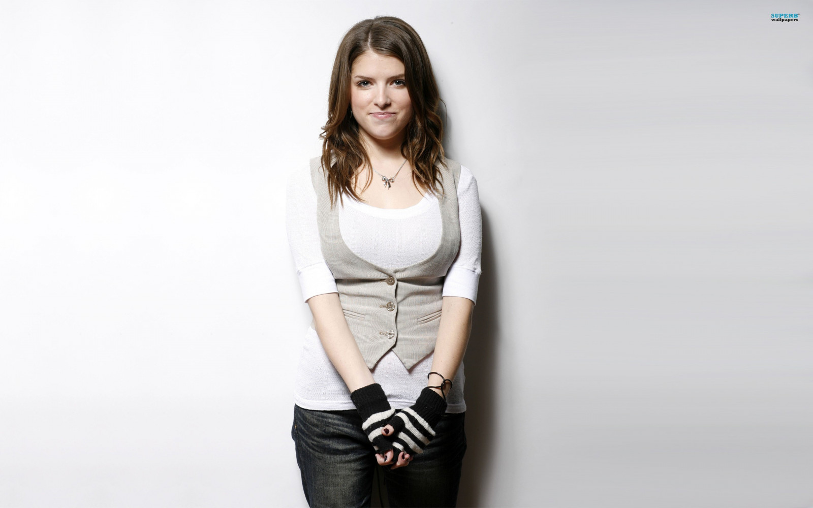 bianca, modello, maglietta, capelli lunghi, fotografia, moda, Anna Kendrick, primavera, capi di abbigliamento, bellezza, mano, dito, collo, braccio, acconciatura, fotografia di ritratto, servizio fotografico, addome, corpo umano, capispalla, manica