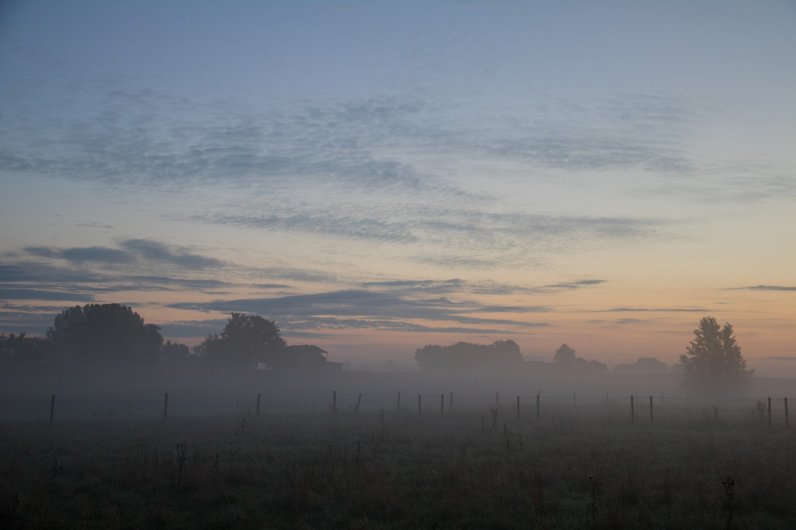 krajina, západ slunce, kopec, nebe, svítání, večer, ráno, mlha, horizont, atmosféra, soumrak, opar, venkovský, mrak, mlha, bluehour, hora, počasí, svítání, nebe, dimma, venkov, moln, landsbygd, soluppg ng, s dersl tt, landskap, Norra by, exif modelu canoneos760d, geocountry, Kamera aby kánon, geocity, Model fotoaparátu canoneos760d, geostate, geolocation, EXIF čočka efs18200mmf3556is, exif aby kánon, EXIF otvor 40, exif focallength 32mm, bl timmen, exif isospeed 400, morgon, prostý, prérie, atmosférický jev, odlesk