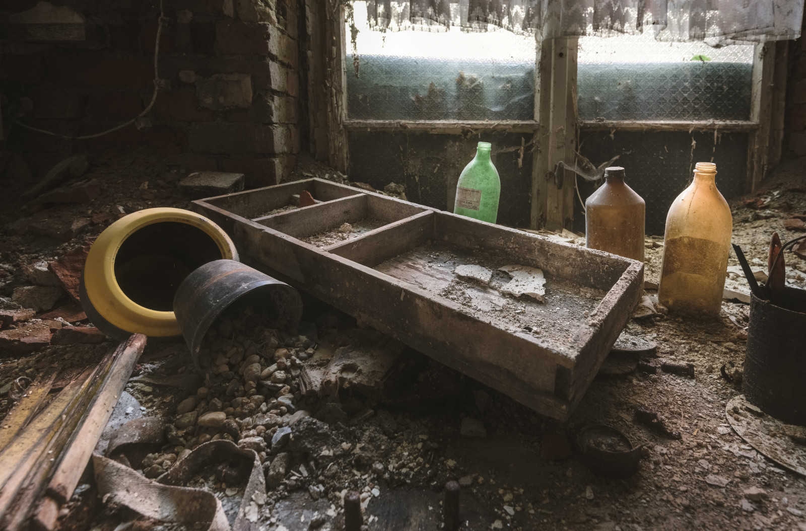 legna, vecchio, leggero, ombra, urbano, abbandonato, industria, contrasto, buio, la pittura, Perduto, sabbia, ruggine, pasticcio, industriale, Caos, bottiglie, decadimento, camera, utensili, magazzino, attrezzatura, proibito, nascosto, dimenticato, le tende, lavoratore, polvere, derelitto, cariato, urbex, tavolo da lavoro