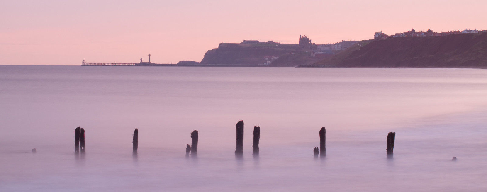 krajina, západ slunce, moře, voda, pobřeží, odraz, nebe, nachový, pláž, svítání, uklidnit, Anglie, večer, ráno, pobřeží, Kánon, horizont, panoráma, soumrak, růžový, Spojené království, Yorkshire, Severní, svítání, oceán, panoramatický, vlna, slapy, eos, Británie, Julian, Barker, whitby, vlnolamy, mys, Sandsend, coastal and oceanic landforms