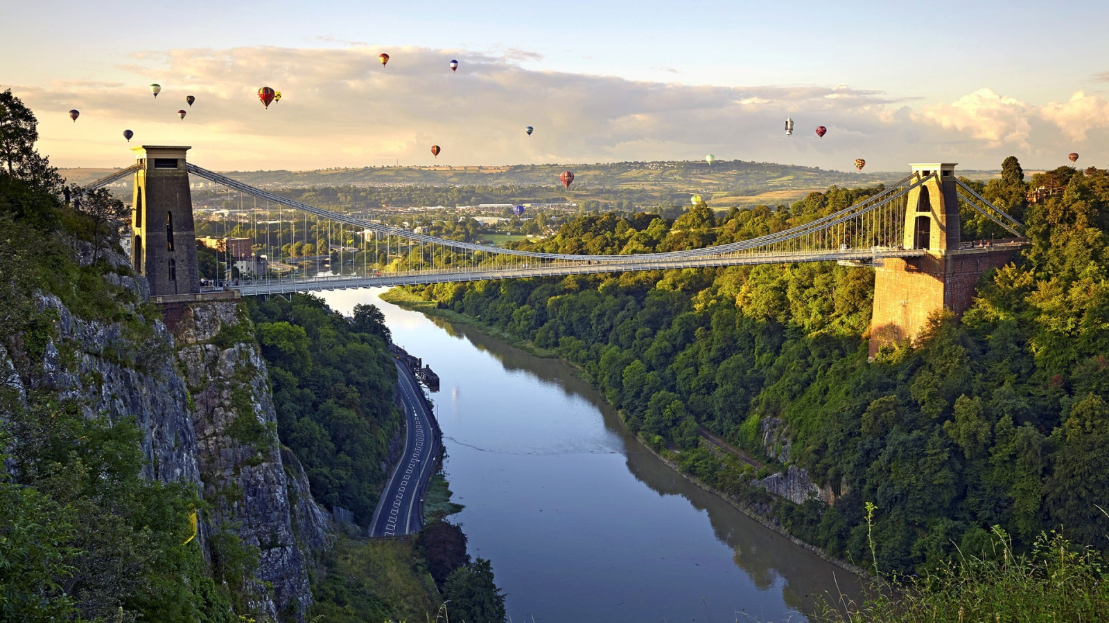 Skov, bakker, varmluftsballoner, bro, skyer, flod, vej, England, UK, The Clifton Suspension Bridge, træer