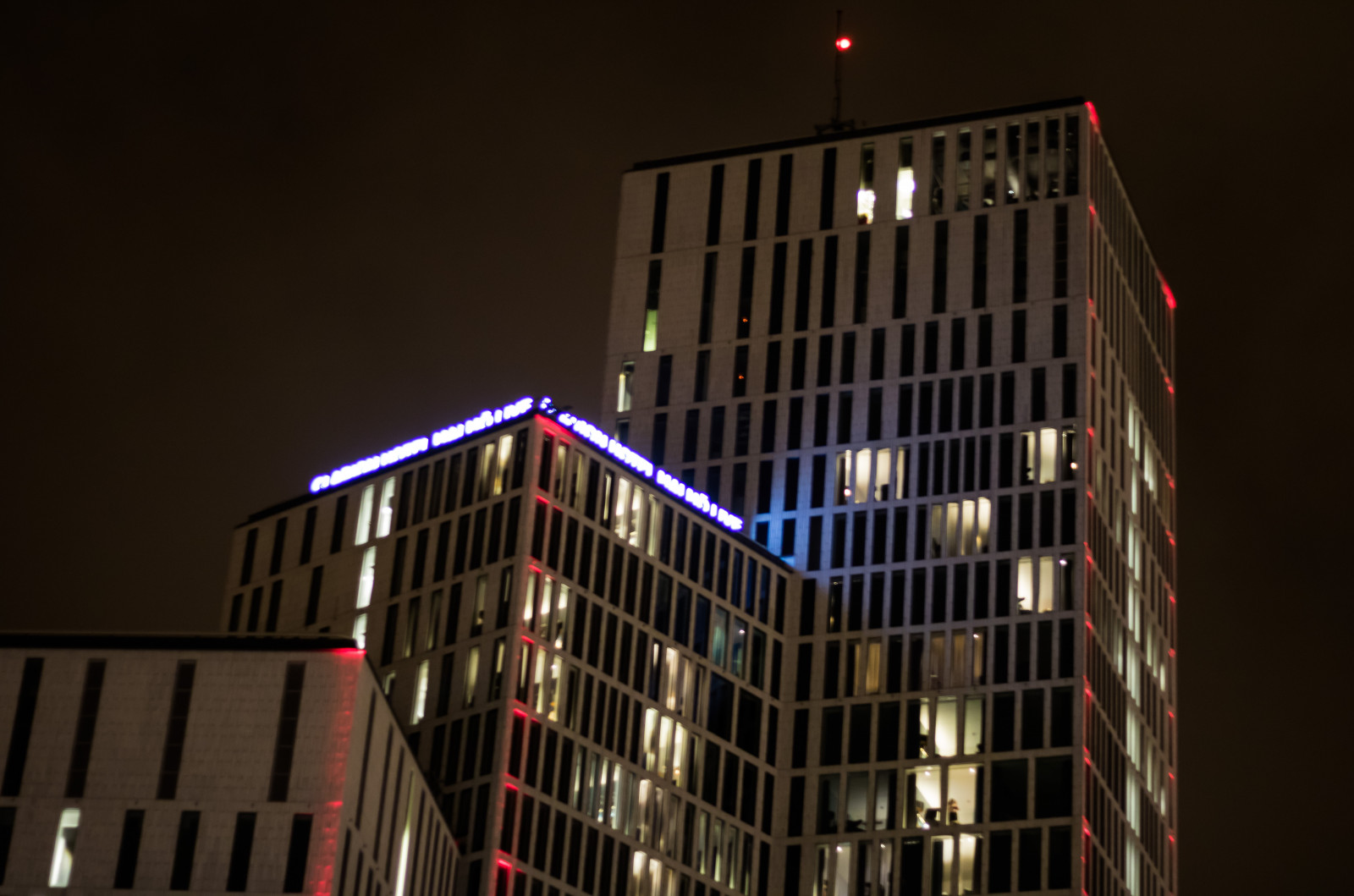 Nacht-, Wolkenkratzer, Metropole, Licht, Beleuchtung, Malmo, Gatufoto, Nightphotography, gestalten, Natt, Exif Modell canoneos760d, Geocountry, Kamera macht canon, Geocity, Kameramodell canoneos760d, Geostate, Geolocation, Exif machen canon, Exif focallength 50mm, Exif isospeed 800, Exif linse ef50mmf18stm, Exif Blende 18, Strassenfotografie, Bnattfotografering, Metropolregion, Turmblock