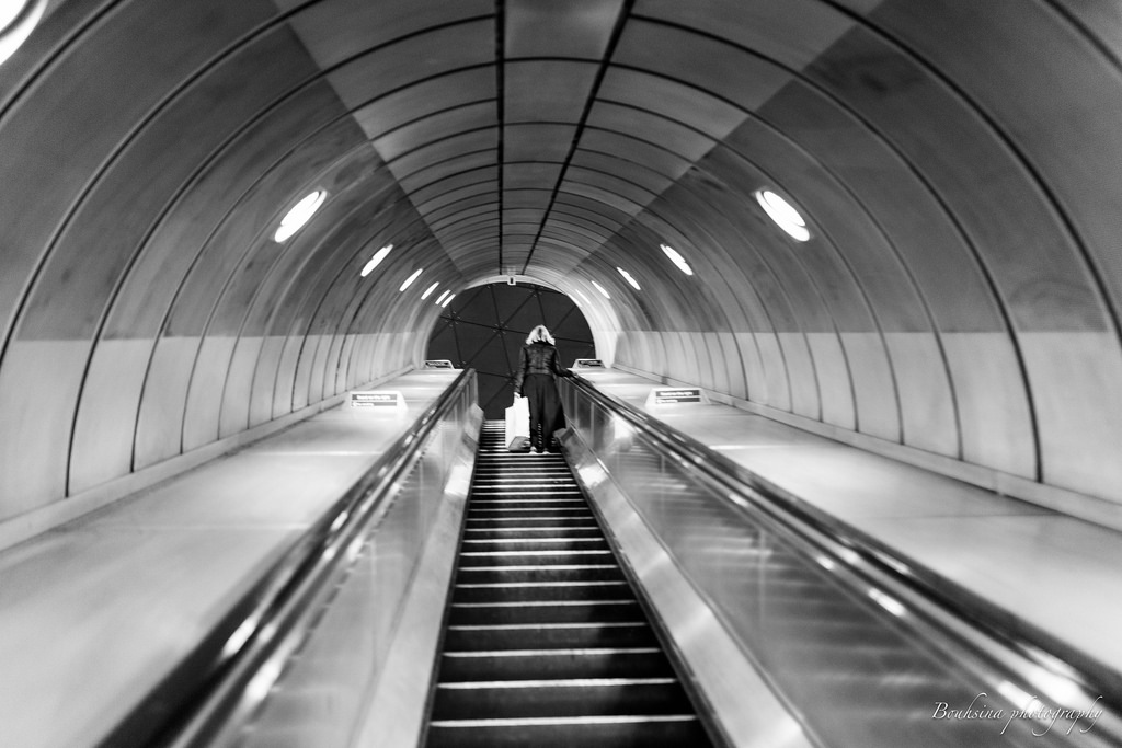 Londýn, bílý, Černá, černobílý, ulice, symetrie, Kánon, jezdící schody, tunel, doprava, 35MM, metro, podzemí, Noir, perspektivní, infrastruktura, 2017, UMĚNÍ, Černý a bílý, stanice, tělesné, litovat, blanc, nuit, sigma, noiretblanc, 5diii, personne, trubka, londres, angleterre, Černý a bílý, monochromatické fotografování, veřejná doprava, stanice metra, bouhsina, bouhsinaphotography
