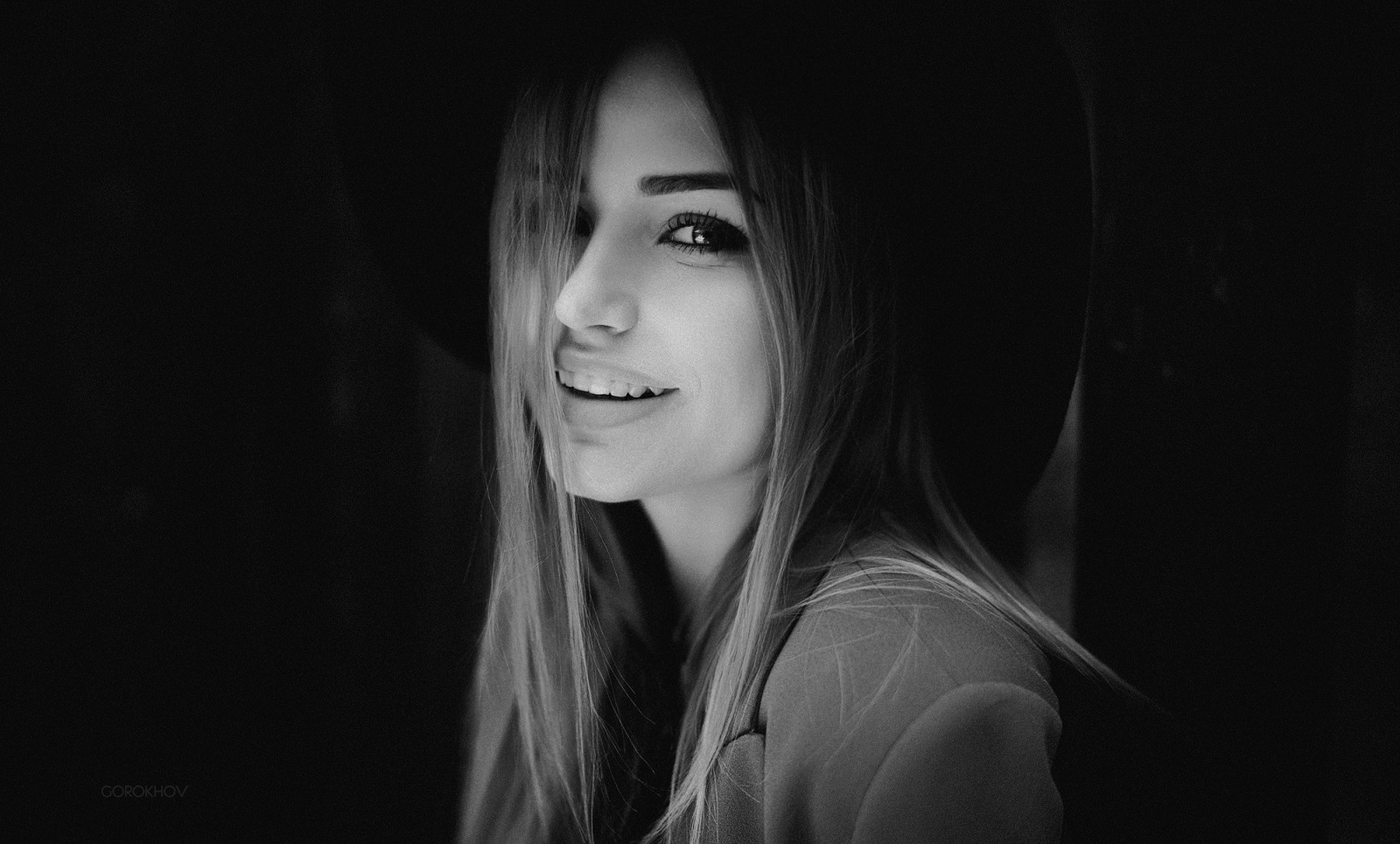 tvář, bílý, Černá, ženy, černobílý, model, portrét, dlouhé vlasy, čepice, fotografování, usmívající se, Ivan Gorokhov, hlava, dívka, krása, oko, žena, dáma, tma, Černý a bílý, monochromatické fotografování, portrétní fotografie, focení, hnědé vlasy, umění model, mimika