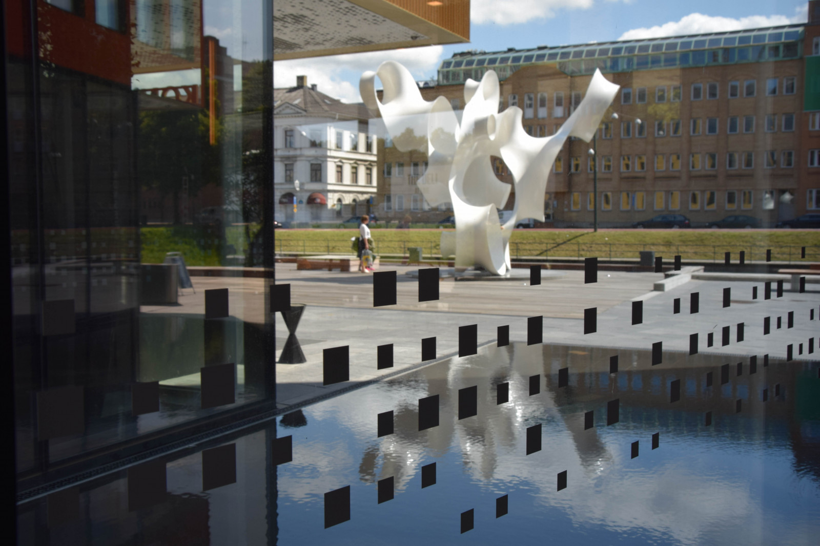 město, architektura, voda, budova, odraz, nebe, mraky, hotel, sochařství, socha, Švédsko, Evropa, UMĚNÍ, Malm živě, architecutre, Malmo, publicart, restaurace, congresscenter, rubato, evahild, koncertní sál, mezník, urban area, turistická atrakce