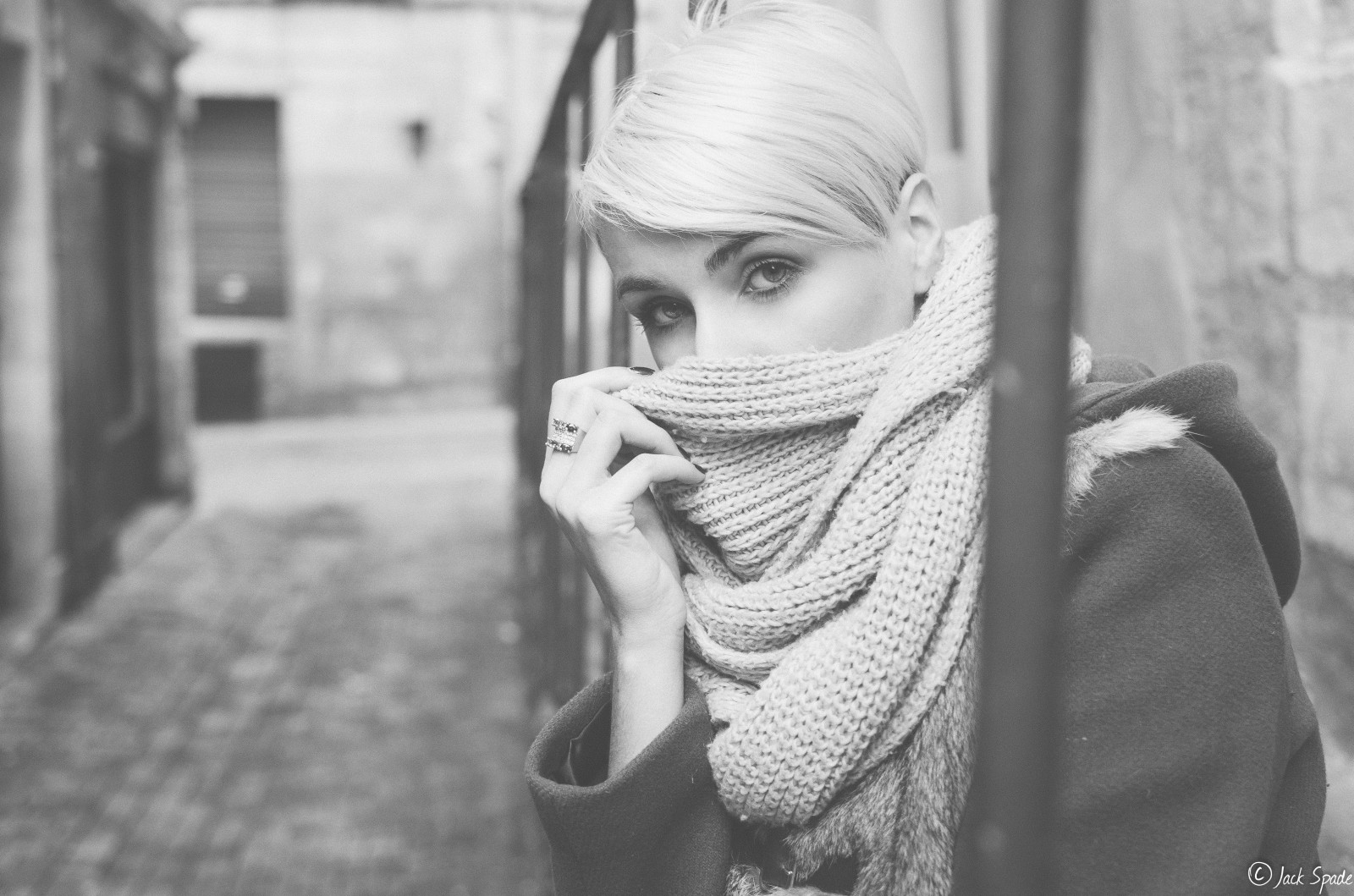 bílý, Černá, Photoshop, ženy, černobílý, model, portrét, blondýnka, okno, ulice, zima, fotografování, šaty, košile, ráno, fotograf, móda, vlasy, šátek, bledý, Nikon, Francie, denní světlo, francouzština, emoce, Studio, jaro, Osoba, šedá, okolní, 35MM, oblečení, hlava, Lightroom, časopis, Bordeaux, MM, UMĚNÍ, 5, světlo, barva, Krásná, pokuta, brzy, měkký, dítě, den, dosti, 18, dívka, krása, usměj se, oko, fotografie, žena, D7000, dáma, sexy, režim, fotografie, krasavice, nádherný, femme, portrétování, fille, krásy, perfektní, Photographie, blond, kráska, modele, 35, Atmosféra, aquitaine, Gironde, měkkost, douceur, photographe, CS6, LR5, momentka, Černý a bílý, monochromatické fotografování, portrétní fotografie, focení