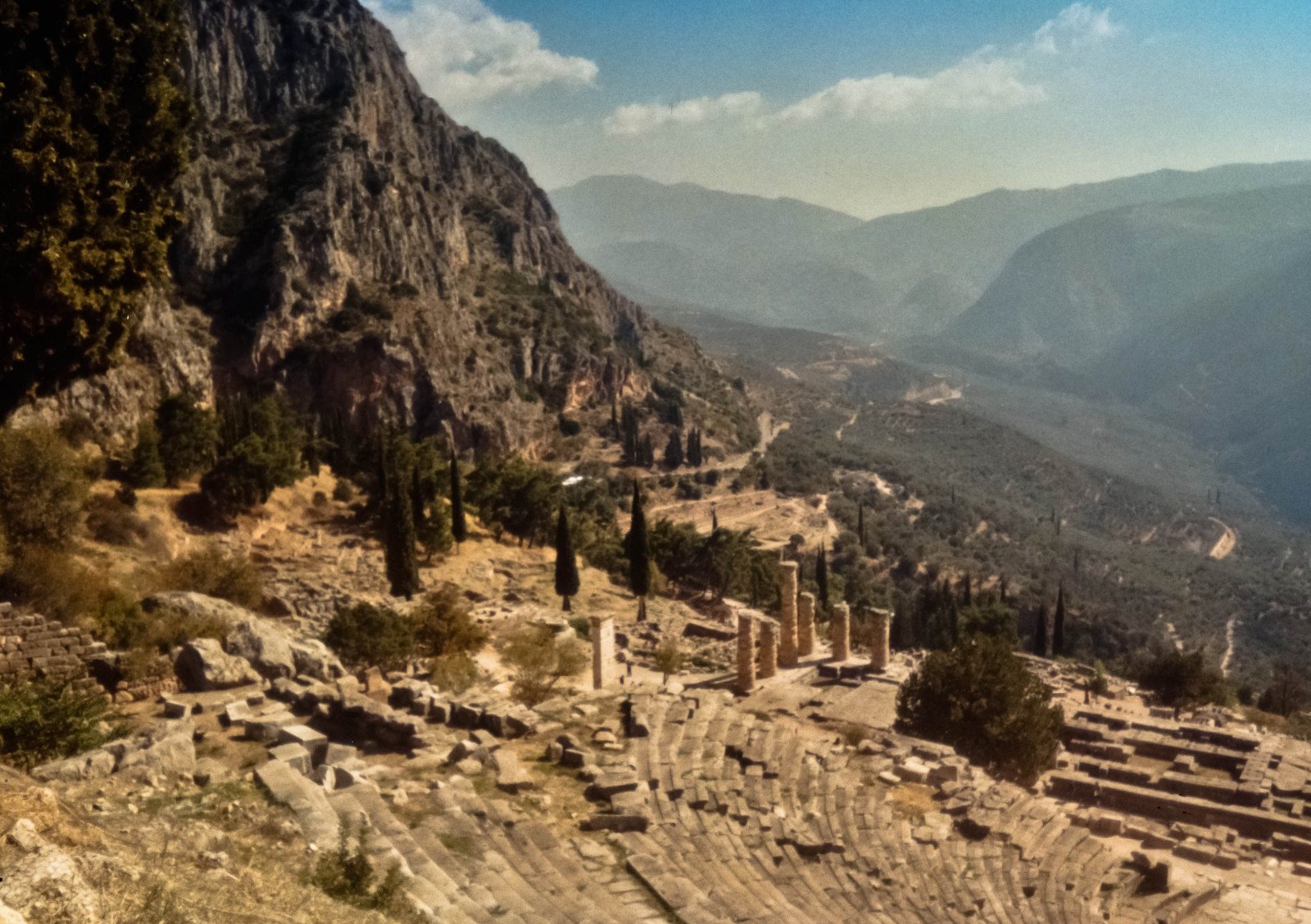 chrám, stromy, krajina, architektura, kopec, Skála, zřícenina, nebe, mraky, vesnice, skály, Řecko, národní park, údolí, kámen, horský průsmyk, divočina, schody, Věštec, Apollo, mount scenérie, plošina, kroky, Delphi, cypřiš, svatyně, hřbet, Terén, strom, mlha, hora, divadlo, uNESCO, sloupce, geologie, horských reliéf, geologický fenomén, pohoří, stanice hill, vádí, křoviny, disposablecamera, horská obec, nadmořská výška, sráz, Panhellenické, Omphalos, Pythia, Mountparnassus, Templumapollinisdelphispositumestinmonteparnaso, plant community