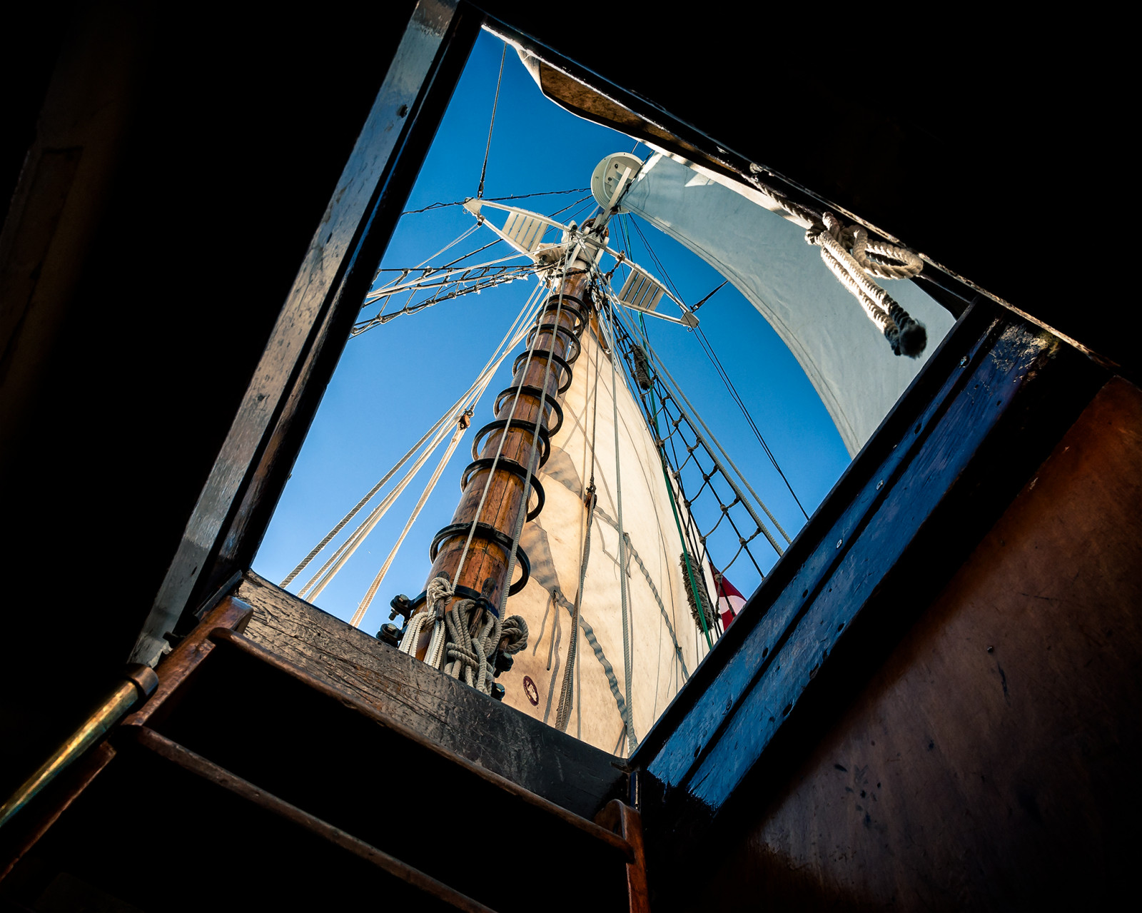 loď, loď, temný, noc, budova, nebe, dřevo, Slunný, otvor, plachtění, uniknout, úhel, Níže, Brigantine, Pohled, nahoru, ven, paluba, stožár, tma, žebřík, plachta, zespodu, šplhat, poklop, vysoká loď, cesta ven, Stlawrenceii, Stlawrence2