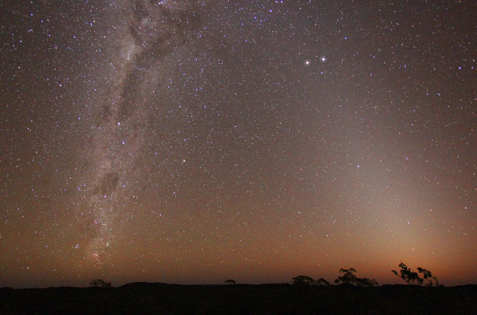 แนวนอน, กลางคืน, กาแลคซี, พื้นที่, ท้องฟ้า, ทางช้างเผือก, ขอบฟ้า, บรรยากาศ, ดาวอังคาร, จักรวาล, ดาวเสาร์, ดาราศาสตร์, เที่ยงคืน, 2014, ต้นไม้, รูปภาพ, ดาว, รูปถ่าย, ทางช้างเผือก, ความมืด, ชนบทห่างไกล, astrophotography, ภาพ, canon5dmkii, บรรยากาศของโลก, วัตถุดาราศาสตร์, ปรากฏการณ์ทางธรณีวิทยา, ปรากฏการณ์ทางอุตุนิยมวิทยา, ปรากฏการณ์, josephbrimacombe, earthandspace, australianastrophotography, savannahskiesobservatory, coalsack, zodiacallight, 15 มิลลิเมตร, twopointers, สะวันนา