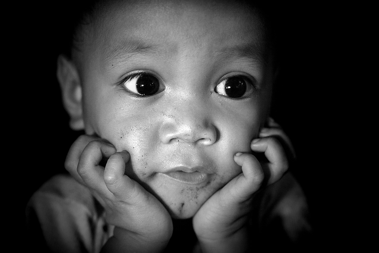 ansigt, mennesker, sort, monokrom, portræt, Asien, børn, fotografering, mund, næse, emotion, Person, hud, Indonesien, hoved, rejse, barn, pige, skønhed, bw, smil, sort hvid, øje, hånd, human, finger, mørke, Enfant, eventyr, portrait, læbe, FOTOS, ritratto, asie, nb, biancoenero, Porträt, noirblanc, kind, Indon sie, photographevoyageur, sort og hvid, monokrom fotografering, portrætfotografering, menneskelige legeme, organ, tæt på, lille barn, spædbarn, BiancoNero, pande, enfants, mapoule, Sulawesi