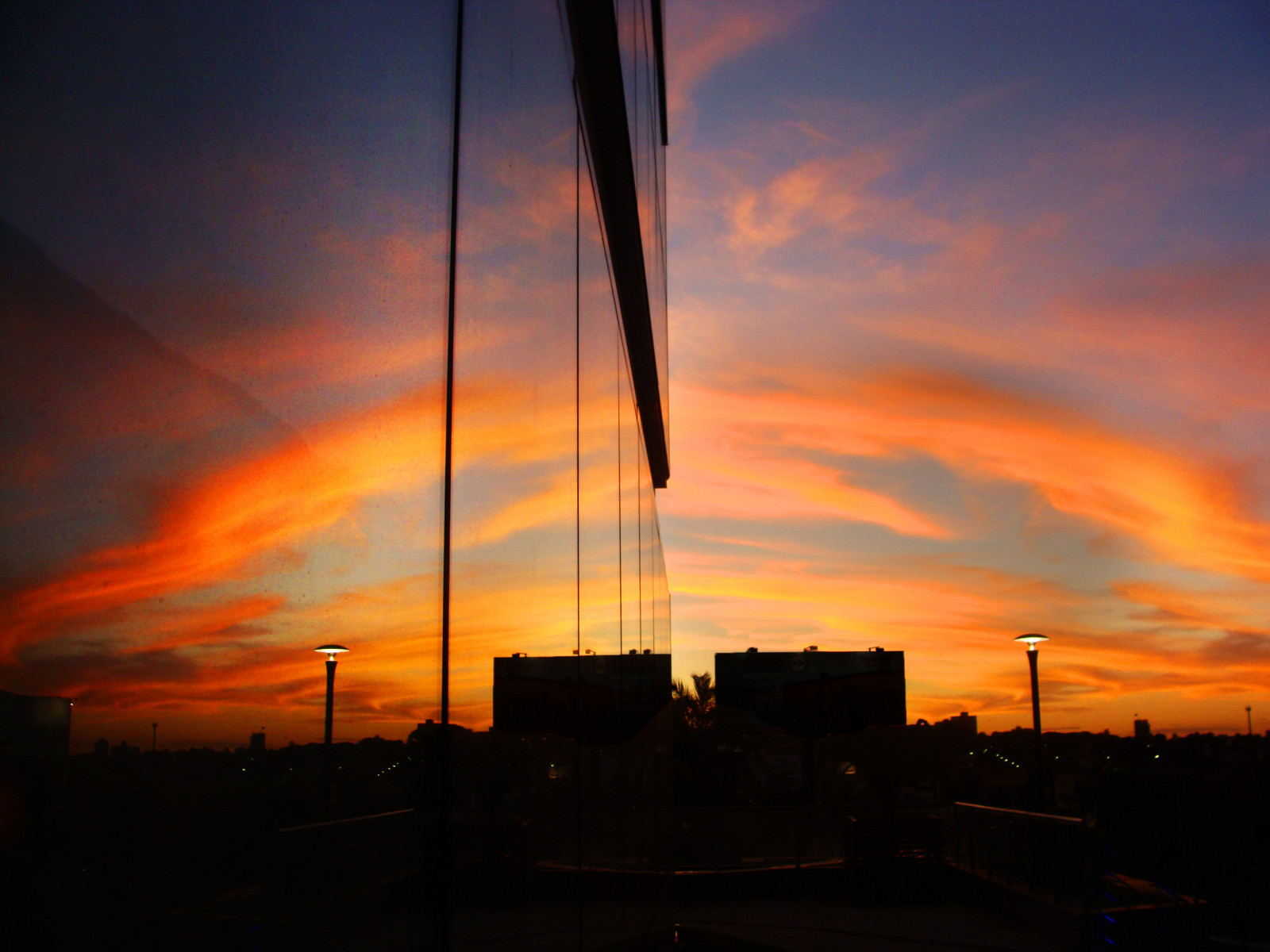 slunečnímu záření, kontrast, barvitý, Černá, temný, západ slunce, noc, budova, odraz, nebe, silueta, mraky, svítání, panoráma, modrý, káva, večer, ráno, sklenka, zrcadlo, kouzlo, slunce, oranžový, horizont, atmosféra, soumrak, Brazílie, odpoledne, nostalgický, elektřina, Vlast, světlo, mrak, Krásná, zakalený, svítání, pohyblivý, contraluz, barvy, kavárna, boční, přítel, horký, během dne, energie, poetický, digitalcameraclub, odlesky, odlesk, červená obloha v dopoledních hodinách, meteorologický jev, jiný, rodné město, Goiania, Goias, Vittore