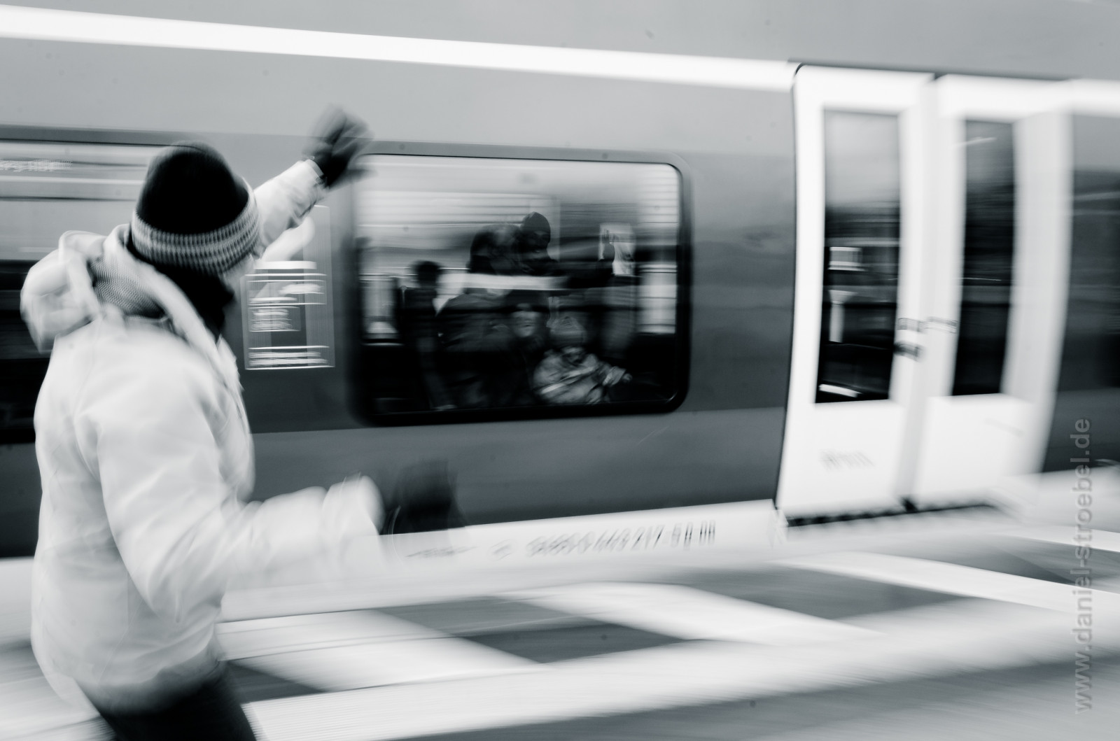 persone, bianco e nero, bw, monocromo, treno, Germania, bayern, deutschland, Baviera, fotografia, Nikon, Fotografie, leute, piattaforma, streetphotography, zug, bahnhof, menschen, stazione ferroviaria, addio, Bewegung, monochrom, agitando, bahn, unscharf, Assassinato, Bahnsteig, verlassen, mitzieher, Mittelfranken, Winken, blurredmotion, middlefranconia, Burgthann, schwarzundweis, strasenfotografie, D7000, Oberferrieden, bel danielstr, danielstroebel, Leavetrain