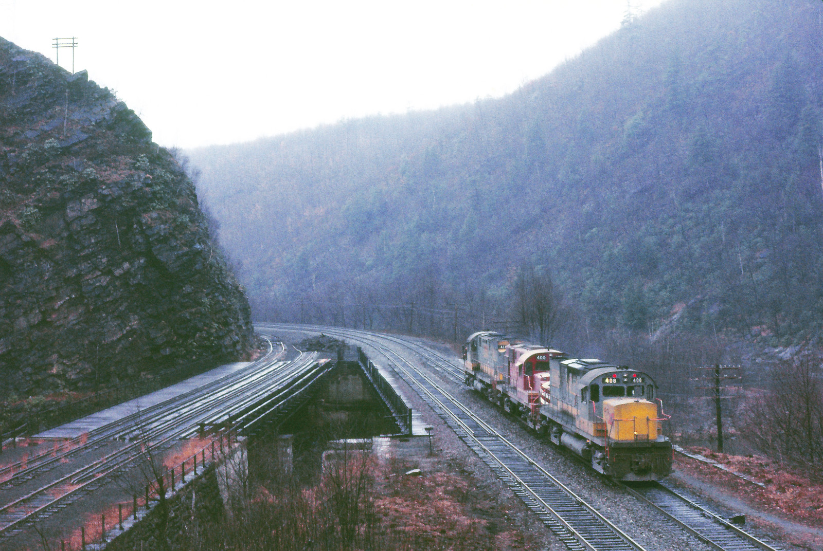 paesaggio, collina, strada, treno, ferrovia, valle, Passo di montagna, Alpi, trasporto, paesaggio mount, albero, Ferrovia, montagna, traccia, montanaro, morfologie montane, fenomeno geologico, catena montuosa, collina stazione, trasporto ferroviario, materiale rotabile, lv, Fallenflags, Lehighvalleyrailroad, Copyrightminingcamper, Lehighriver, Glenonoko, Lehighgorge, Mauchchunk, Highspeedektachrome, Alcoc420, Alcors18, Strada