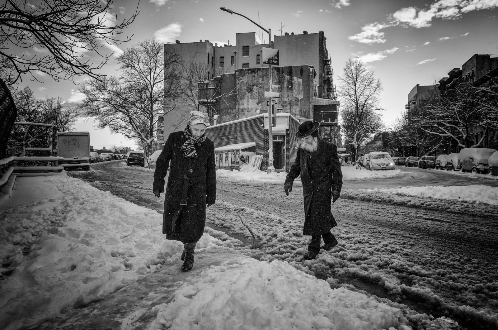 lidé, bílý, Černá, černobílý, město, ulice, sníh, zima, fotografování, zmrazení, Mono, Černý a bílý, flickr, počasí, prozkoumat, sezóna, tělesné, jednobarevný, newyork, ulicích, digitální, nyc, tma, streetphotography, ricoh, 28mm, upřímný, blacknwhite, streetphotographer, New York City, candids, blancoynegro, prasknutí, web |, momentka, Černý a bílý, monochromatické fotografování, oholit, streettog, gothamist, roysavoy, streetogs, GR2, nycstreetphotography