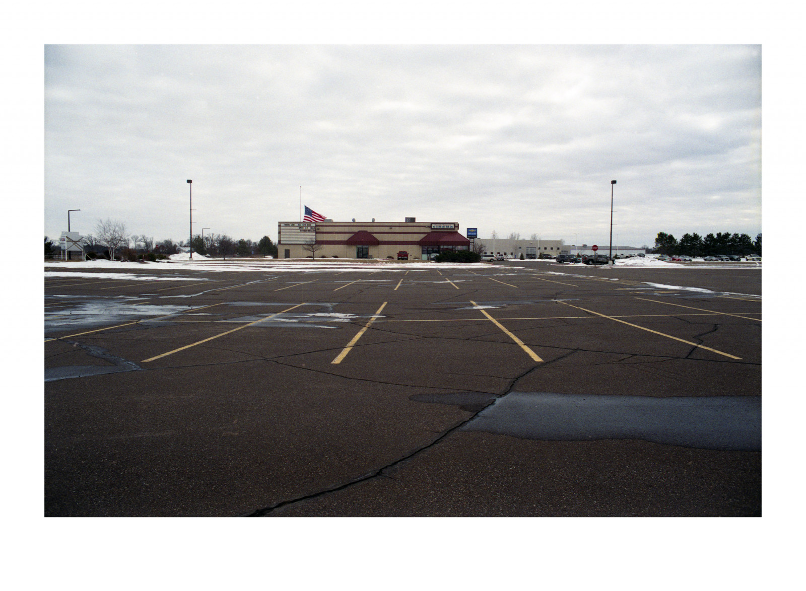 auto, nebe, silnice, vlajka, asfalt, parkoviště, přistávací dráha, Minnesota, infrastruktura, úhel, mrak, venkovní, analogový, čára, letectví, film, analog, filmisnotdead, ishootfilm, letecká doprava, parkoviště, paxamericanus, endofempire, civisromanussum, economicdownturn, thegreatrecession, fujifilmsuperia400, scanfromnegative, sunrisesintheeast, elmarit28mm, leicar8, sunsetsinthewest, Severbranch