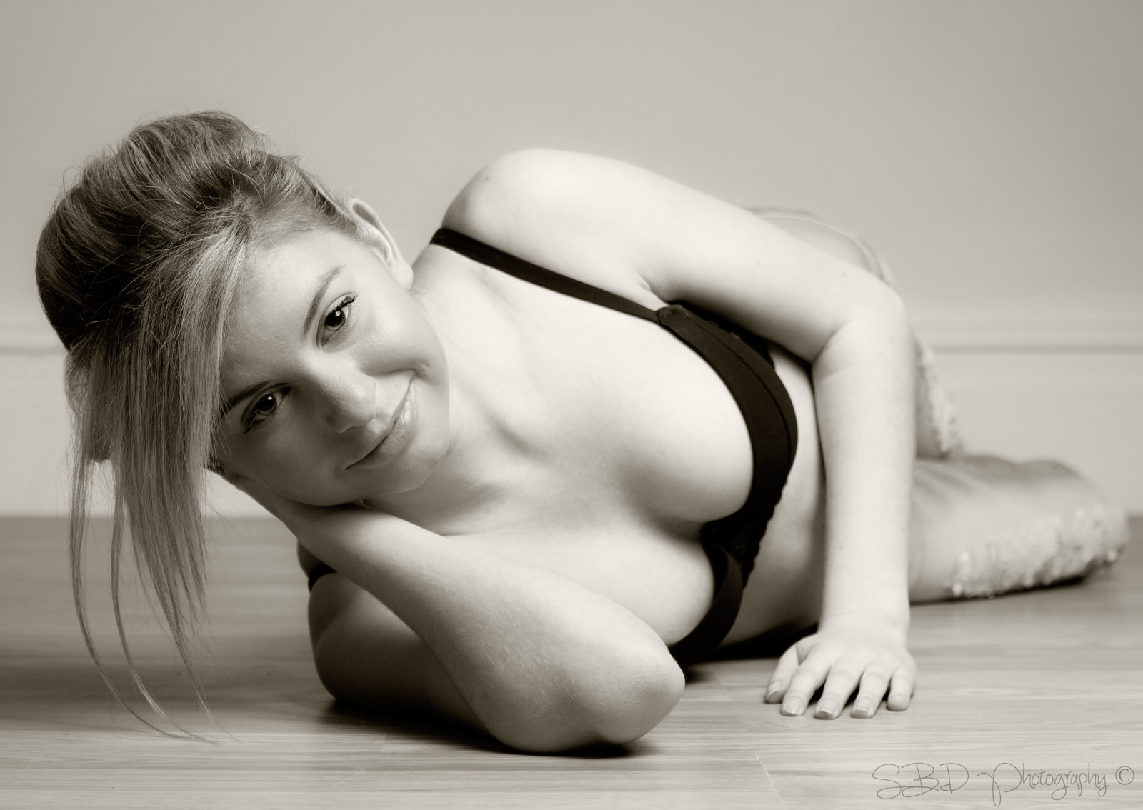 hvid, sort, monokrom, model, blond, langt hår, sidder, fotografering, jeans, bh, Canon, hår, tøj, supermodel, lounge, ii, pige, skønhed, bw, kvinde, sexet, ben, beliggenhed, Følelse, 600d, yongnuo, strobist, boudoir, forførende, octobox, strobisum, skyde, emily, frisure, sort og hvid, monokrom fotografering, humane positioner, Photo shoot, nøgenmodel, menneskelige legeme, rf, 602, 430EX, triggere