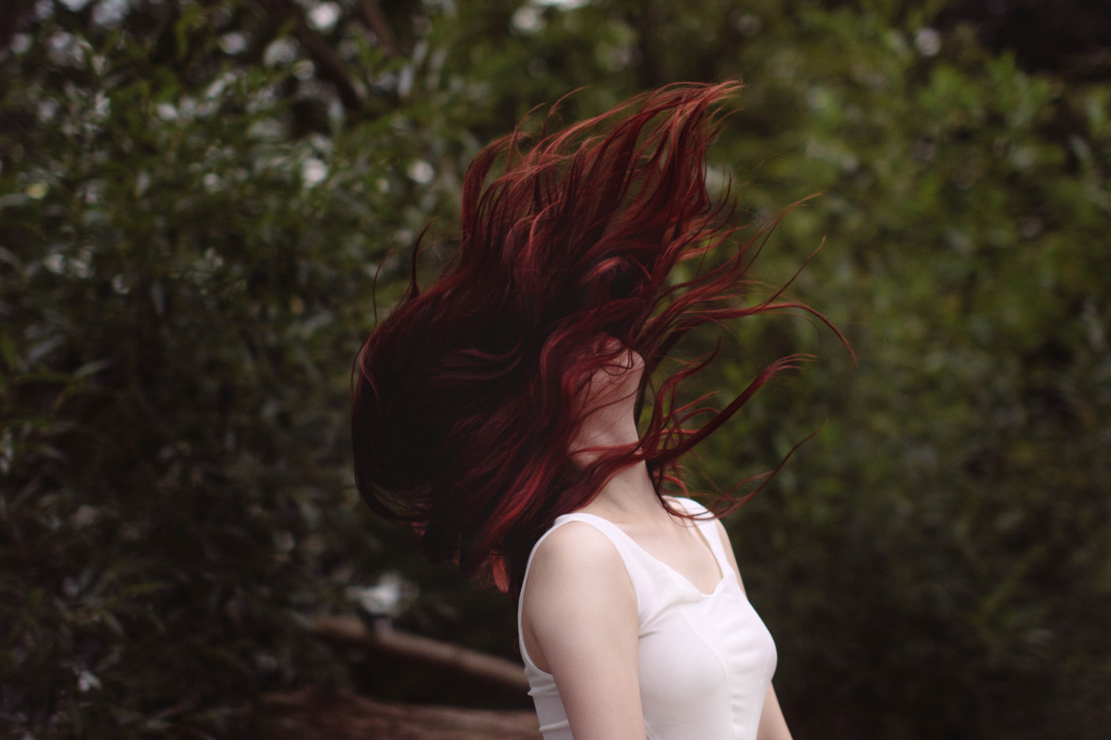 les, portrét, dlouhé vlasy, Příroda, milovat, srdce, Červené, černé vlasy, vlasy, bokeh, emoce, strom, 50mm, rostlina, dívka, krása, žena, hnutí, dáma, zábava, výraz, smyslný, availablelight, pocit, sentimento, GEF hl, artisawoman, bílé šaty, haare, člověk barva vlasů, barvení vlasů, flyinghair, fliegen