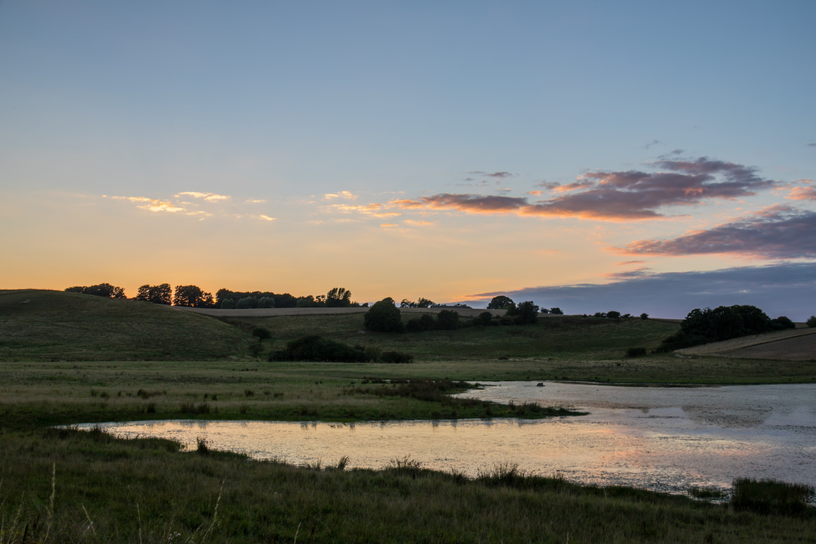 zonlicht, landschap, zonsondergang, zee, heuvel, natuur, kust-, reflectie, gras, hemel, veld-, zonsopkomst, avond, ochtend-, kust, rivier-, horizon, schemer, wetland, wolk, berg-, dageraad, grasland, solnedg ng, platteland, landsbygd, landskap, vlakte, prairie, moeras, landelijk gebied, leefgebied, natuurlijke omgeving, atmosferisch fenomeen, meteorologisch verschijnsel