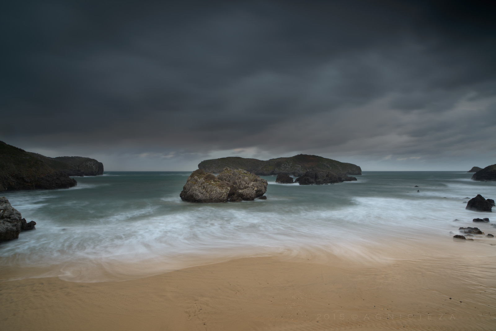 paesaggio, mare, baia, acqua, roccia, natura, puntellare, sabbia, cielo, inverno, pioggia, nuvole, spiaggia, tempesta, mattina, costa, orizzonte, Nikon, mantellina, Isla, crepuscolo, 2015, lightroom, Terreno, longexposure, nube, alba, oceano, onda, paisaje, paesaggio marino, invierno, Materiale, zeiss, baia, oscurità, 21 millimetri, polarizzatore, D800E, asturie, distagont2821, Zf2, singhray, fenomeno atmosferico, corpo d'acqua, vento onda, Llanes, Marcant brico, Celorio, Borizu, islaarnielles