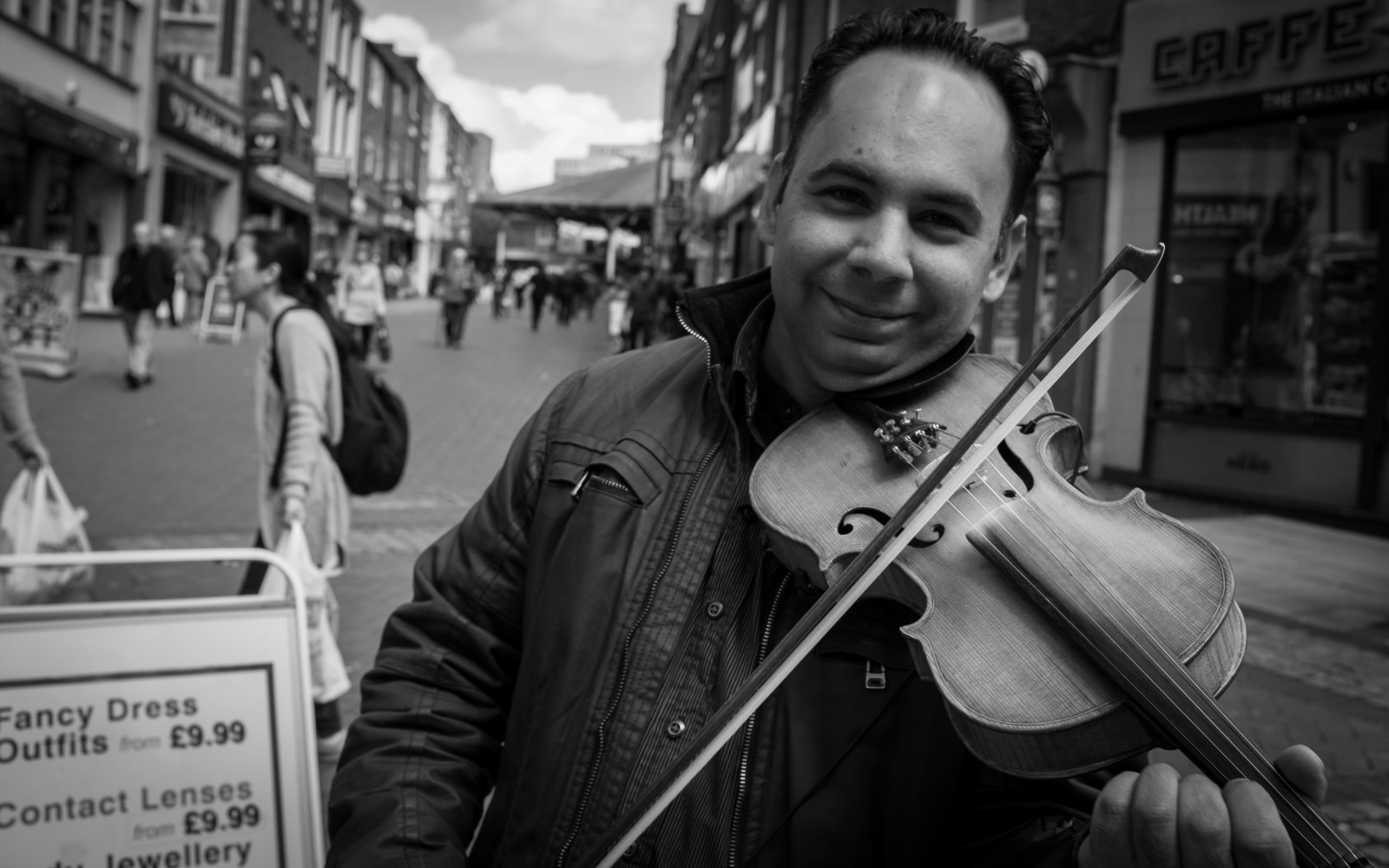 lidé, bílý, Černá, černobílý, ulice, silnice, luk, fotografování, hudba, usmívající se, hudebník, housle, denní světlo, Osoba, Taška, nakupování, usměj se, muž, chodník, fotografie, fuji, x100t, chodník, sáčky, centrum města, Černý a bílý, monochromatické fotografování, nakupující, pouliční muzikant, hezké šaty, den voleb, Ormskirk, Friargate, fujix100t, walkwers, prestonstreetphotography